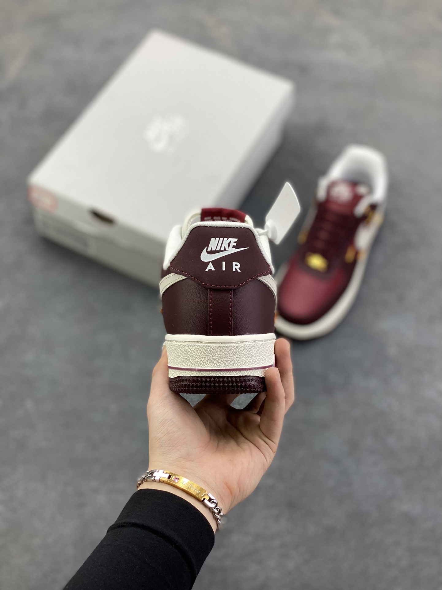 图片[4]-Nike Air Force 1 Low 酒红小四勾 空军一号低帮运动休闲板鞋 原楦头原纸板 打造纯正空军版型#专注外贸渠道 全掌内置蜂窝气垫 #原盒配件 原厂中底钢印、拉帮完美 货号：IR0485-611 尺码：36 36.5 37.5 38 38.5 39 40 40.5 41 42 42.5 43 44 44.5 45-选品中心