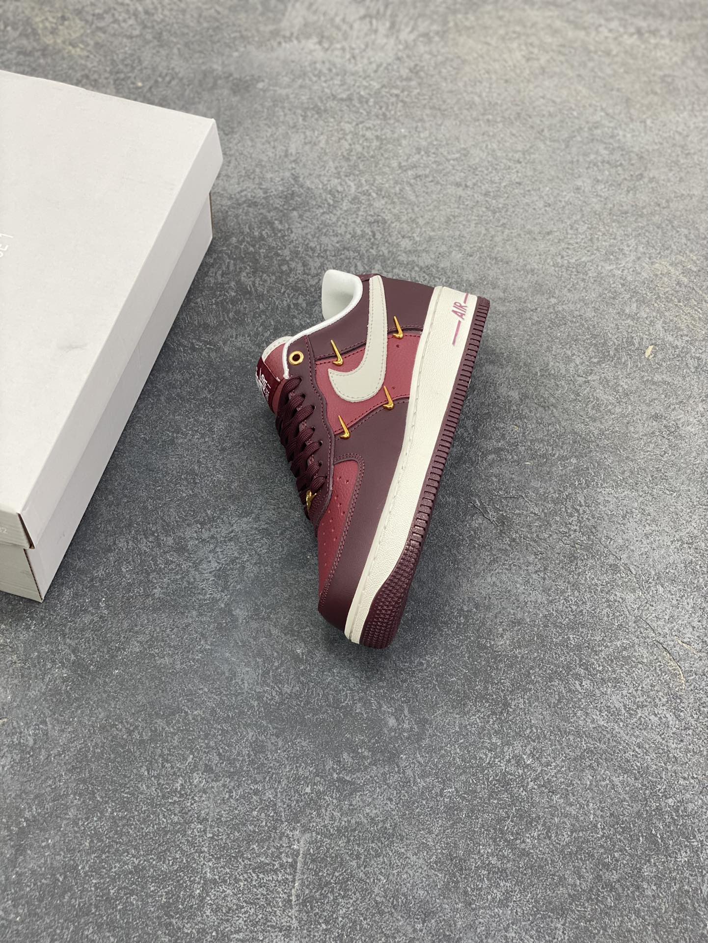 图片[7]-Nike Air Force 1 Low 酒红小四勾 空军一号低帮运动休闲板鞋 原楦头原纸板 打造纯正空军版型#专注外贸渠道 全掌内置蜂窝气垫 #原盒配件 原厂中底钢印、拉帮完美 货号：IR0485-611 尺码：36 36.5 37.5 38 38.5 39 40 40.5 41 42 42.5 43 44 44.5 45-选品中心
