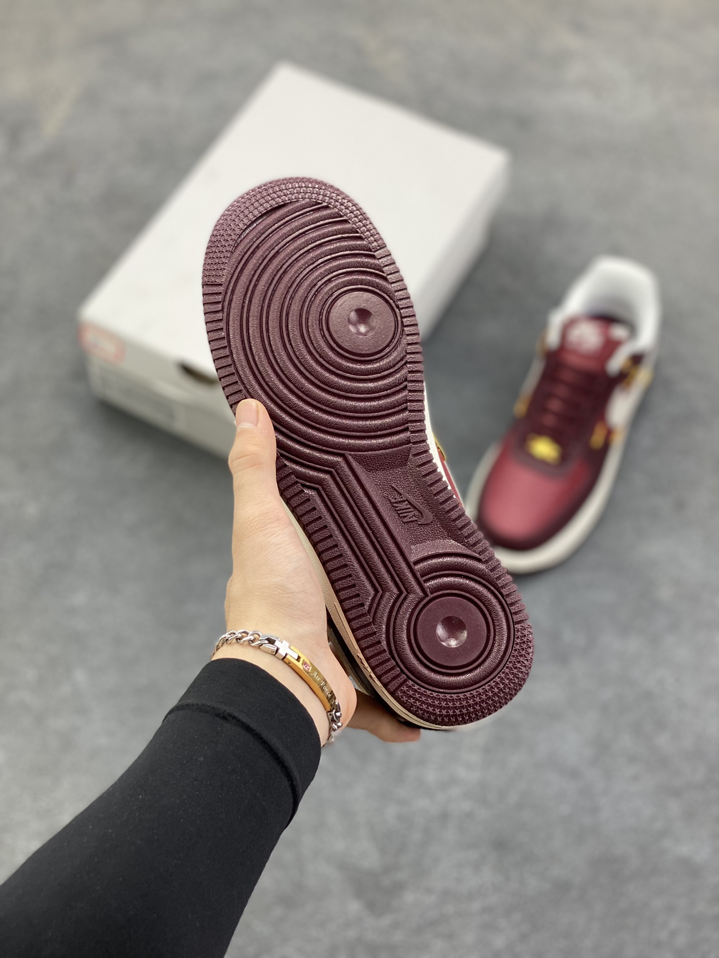 图片[5]-Nike Air Force 1 Low 酒红小四勾 空军一号低帮运动休闲板鞋 原楦头原纸板 打造纯正空军版型#专注外贸渠道 全掌内置蜂窝气垫 #原盒配件 原厂中底钢印、拉帮完美 货号：IR0485-611 尺码：36 36.5 37.5 38 38.5 39 40 40.5 41 42 42.5 43 44 44.5 45-选品中心