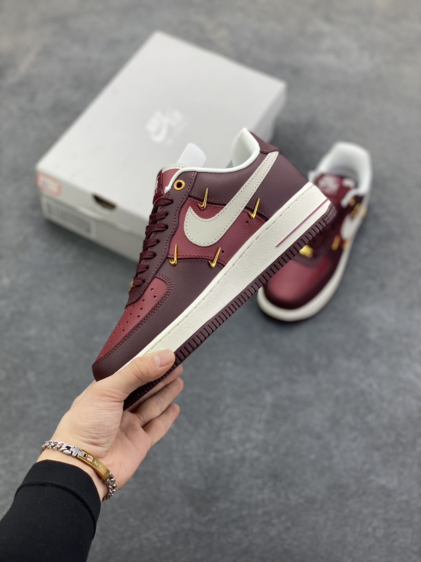 图片[3]-Nike Air Force 1 Low 酒红小四勾 空军一号低帮运动休闲板鞋 原楦头原纸板 打造纯正空军版型#专注外贸渠道 全掌内置蜂窝气垫 #原盒配件 原厂中底钢印、拉帮完美 货号：IR0485-611 尺码：36 36.5 37.5 38 38.5 39 40 40.5 41 42 42.5 43 44 44.5 45-选品中心