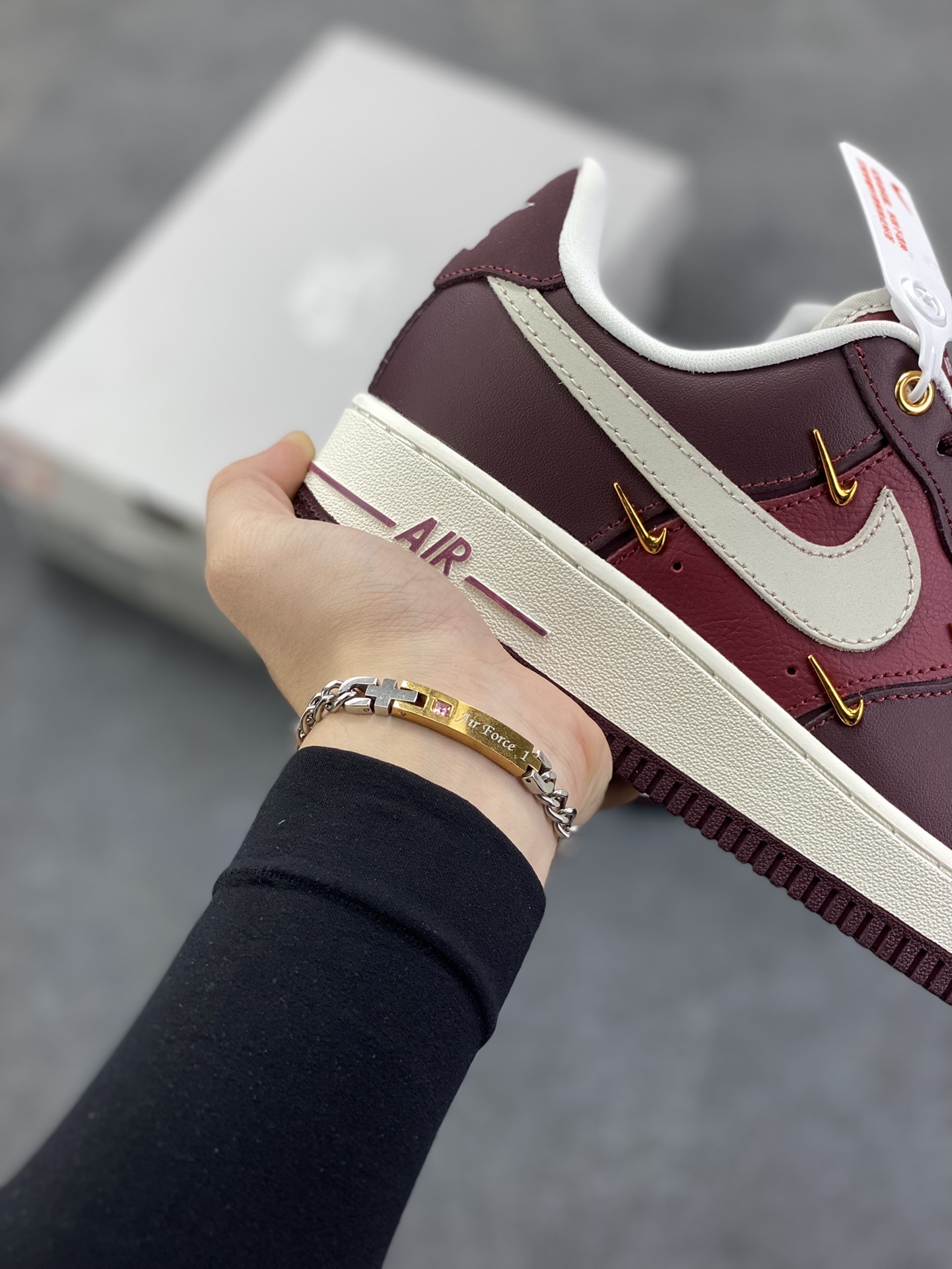 图片[6]-Nike Air Force 1 Low 酒红小四勾 空军一号低帮运动休闲板鞋 原楦头原纸板 打造纯正空军版型#专注外贸渠道 全掌内置蜂窝气垫 #原盒配件 原厂中底钢印、拉帮完美 货号：IR0485-611 尺码：36 36.5 37.5 38 38.5 39 40 40.5 41 42 42.5 43 44 44.5 45-选品中心