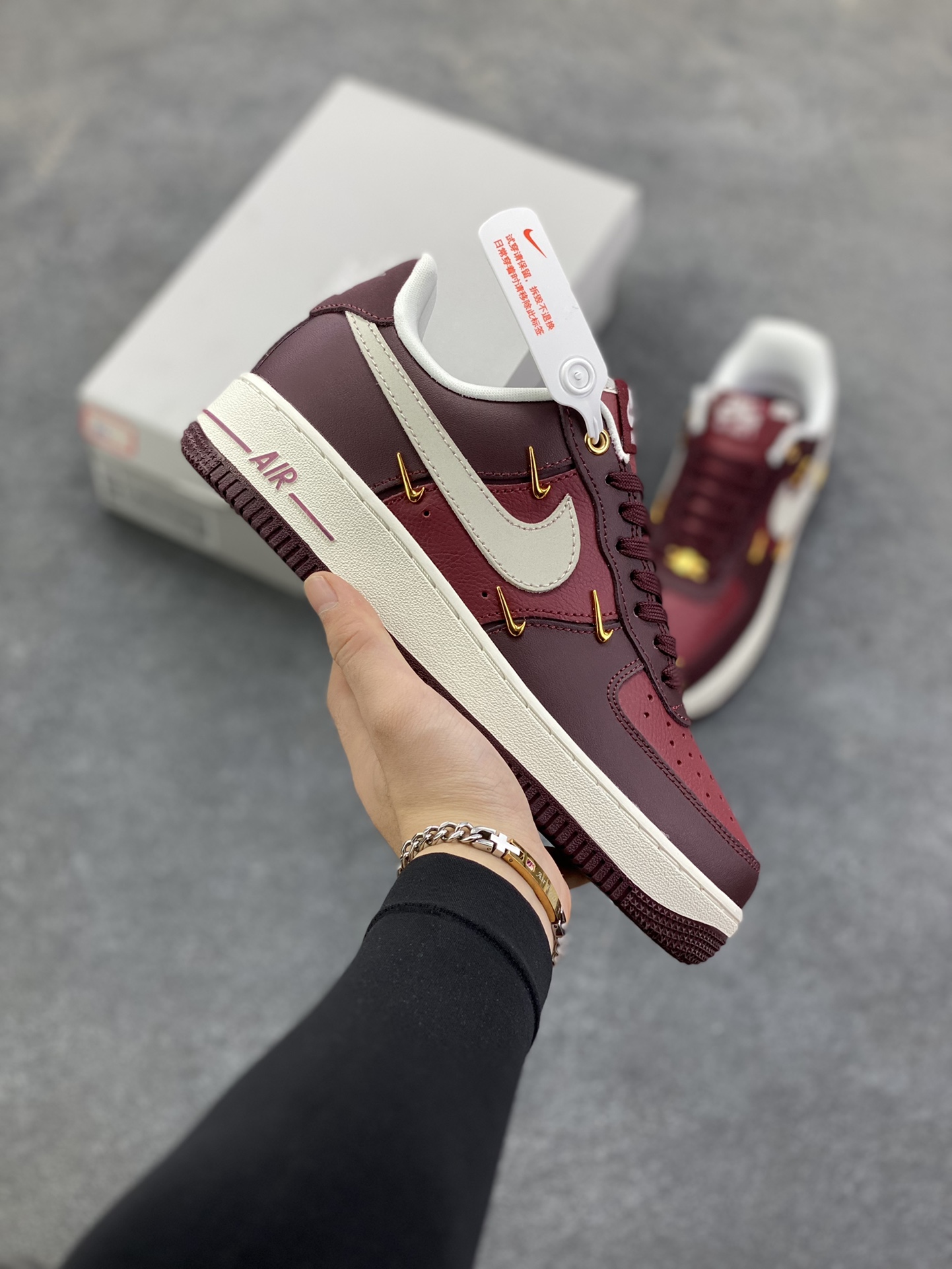 Nike Air Force 1 Low 酒红小四勾 空军一号低帮运动休闲板鞋 原楦头原纸板 打造纯正空军版型#专注外贸渠道 全掌内置蜂窝气垫 #原盒配件 原厂中底钢印、拉帮完美 货号：IR0485-611 尺码：36 36.5 37.5 38 38.5 39 40 40.5 41 42 42.5 43 44 44.5 45-选品中心