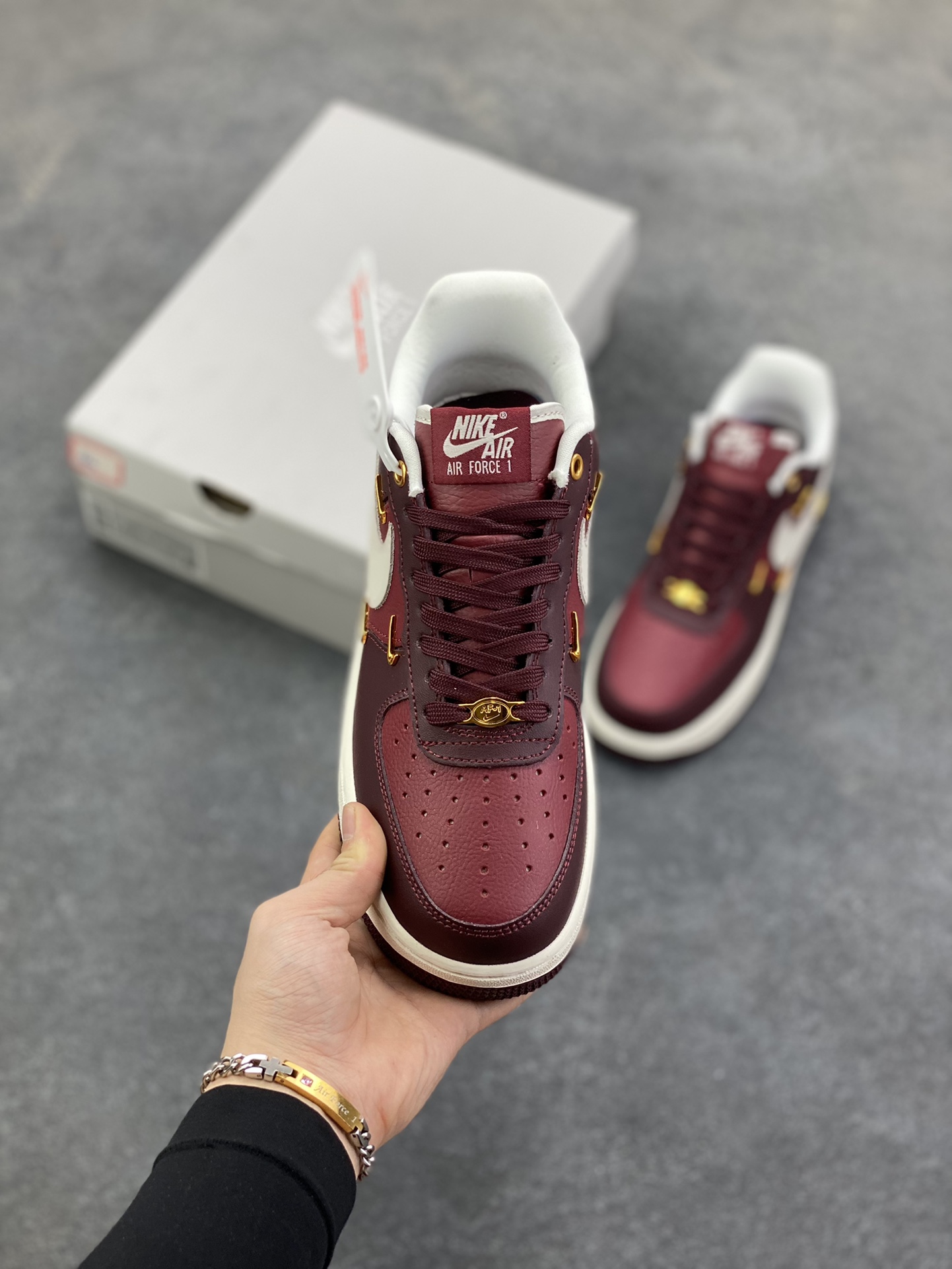 图片[2]-Nike Air Force 1 Low 酒红小四勾 空军一号低帮运动休闲板鞋 原楦头原纸板 打造纯正空军版型#专注外贸渠道 全掌内置蜂窝气垫 #原盒配件 原厂中底钢印、拉帮完美 货号：IR0485-611 尺码：36 36.5 37.5 38 38.5 39 40 40.5 41 42 42.5 43 44 44.5 45-选品中心