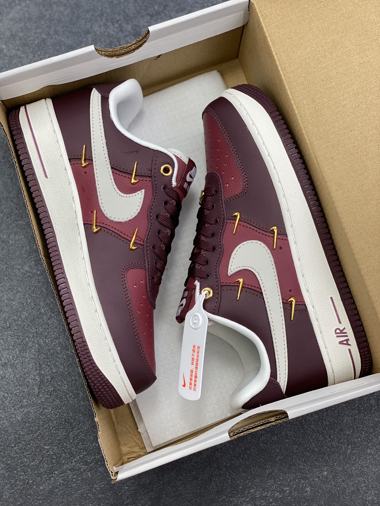 图片[9]-Nike Air Force 1 Low 酒红小四勾 空军一号低帮运动休闲板鞋 原楦头原纸板 打造纯正空军版型#专注外贸渠道 全掌内置蜂窝气垫 #原盒配件 原厂中底钢印、拉帮完美 货号：IR0485-611 尺码：36 36.5 37.5 38 38.5 39 40 40.5 41 42 42.5 43 44 44.5 45-选品中心