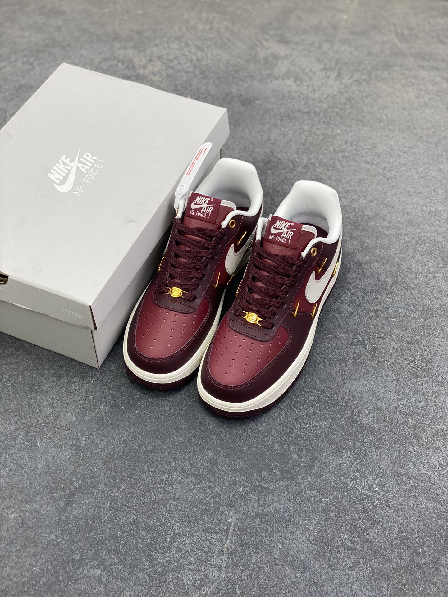 图片[8]-Nike Air Force 1 Low 酒红小四勾 空军一号低帮运动休闲板鞋 原楦头原纸板 打造纯正空军版型#专注外贸渠道 全掌内置蜂窝气垫 #原盒配件 原厂中底钢印、拉帮完美 货号：IR0485-611 尺码：36 36.5 37.5 38 38.5 39 40 40.5 41 42 42.5 43 44 44.5 45-选品中心
