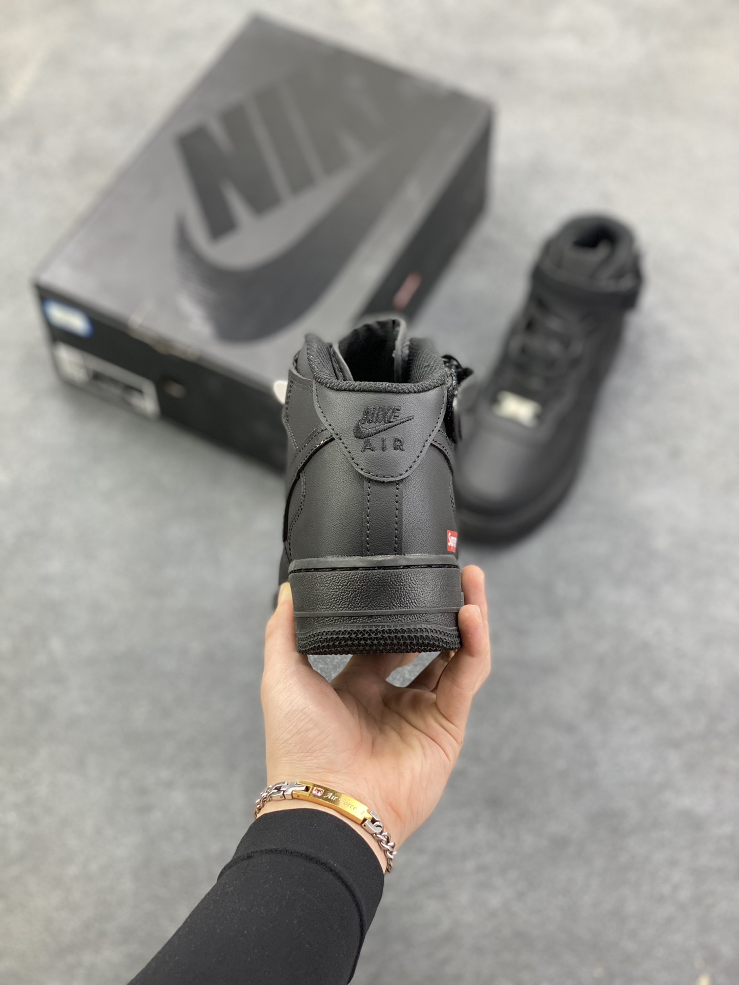 图片[4]-福利特价 Air Force 1 Nike Low SUPERME联名 原楦头原纸板 打造纯正空军版型 专注外贸渠道 全掌内置蜂窝气垫 #原盒配件 原厂中底钢印、拉帮完美 货号：FZ8784-001 尺码：36 36.5 37.5 38 38.5 39 40 40.5 41 42 42.5 43 44 44.5 45-选品中心