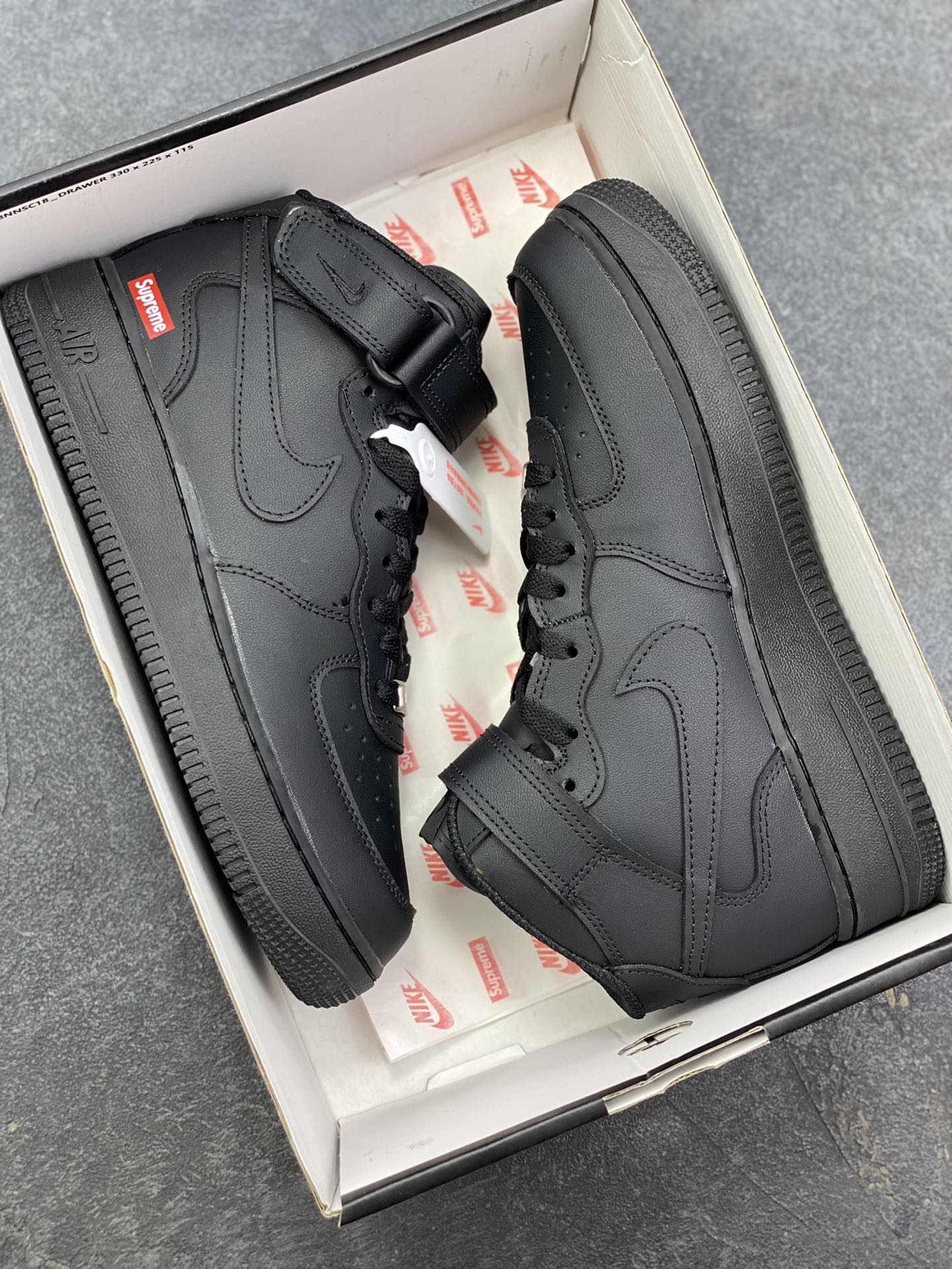 图片[9]-福利特价 Air Force 1 Nike Low SUPERME联名 原楦头原纸板 打造纯正空军版型 专注外贸渠道 全掌内置蜂窝气垫 #原盒配件 原厂中底钢印、拉帮完美 货号：FZ8784-001 尺码：36 36.5 37.5 38 38.5 39 40 40.5 41 42 42.5 43 44 44.5 45-选品中心