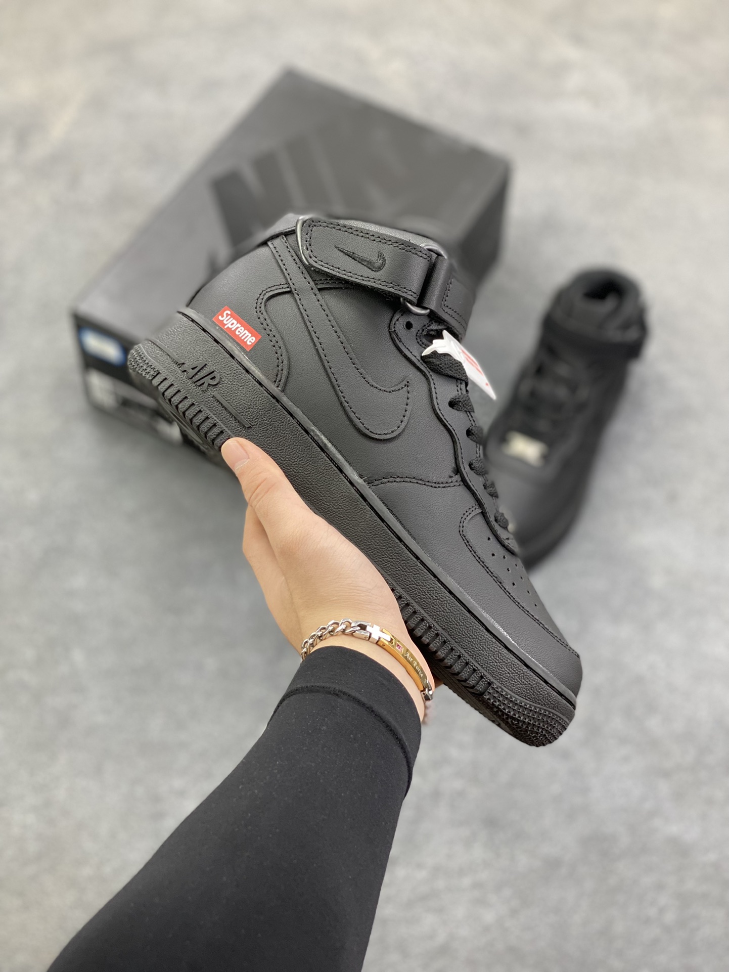 福利特价 Air Force 1 Nike Low SUPERME联名 原楦头原纸板 打造纯正空军版型 专注外贸渠道 全掌内置蜂窝气垫 #原盒配件 原厂中底钢印、拉帮完美 货号：FZ8784-001 尺码：36 36.5 37.5 38 38.5 39 40 40.5 41 42 42.5 43 44 44.5 45-选品中心