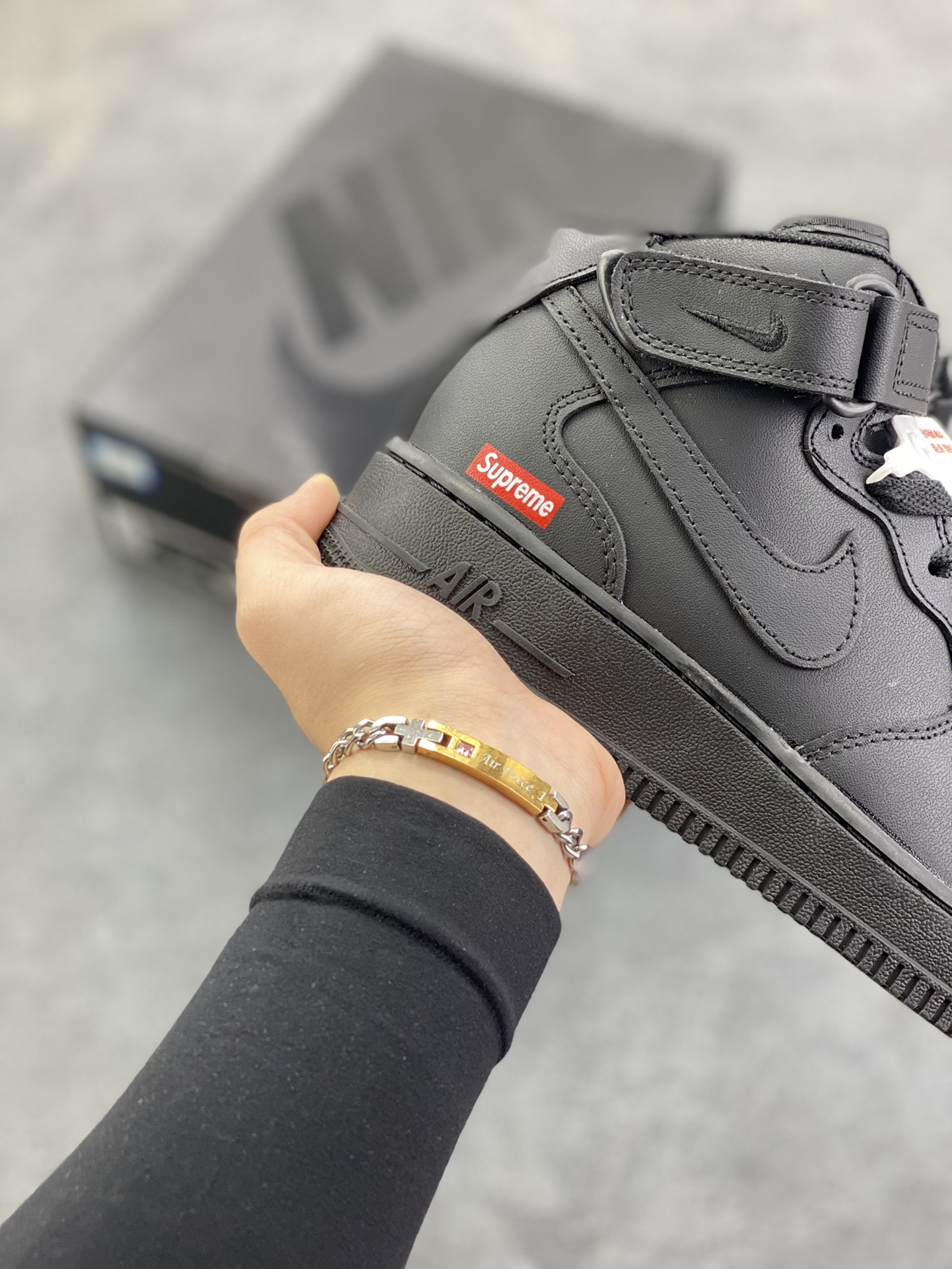 图片[6]-福利特价 Air Force 1 Nike Low SUPERME联名 原楦头原纸板 打造纯正空军版型 专注外贸渠道 全掌内置蜂窝气垫 #原盒配件 原厂中底钢印、拉帮完美 货号：FZ8784-001 尺码：36 36.5 37.5 38 38.5 39 40 40.5 41 42 42.5 43 44 44.5 45-选品中心