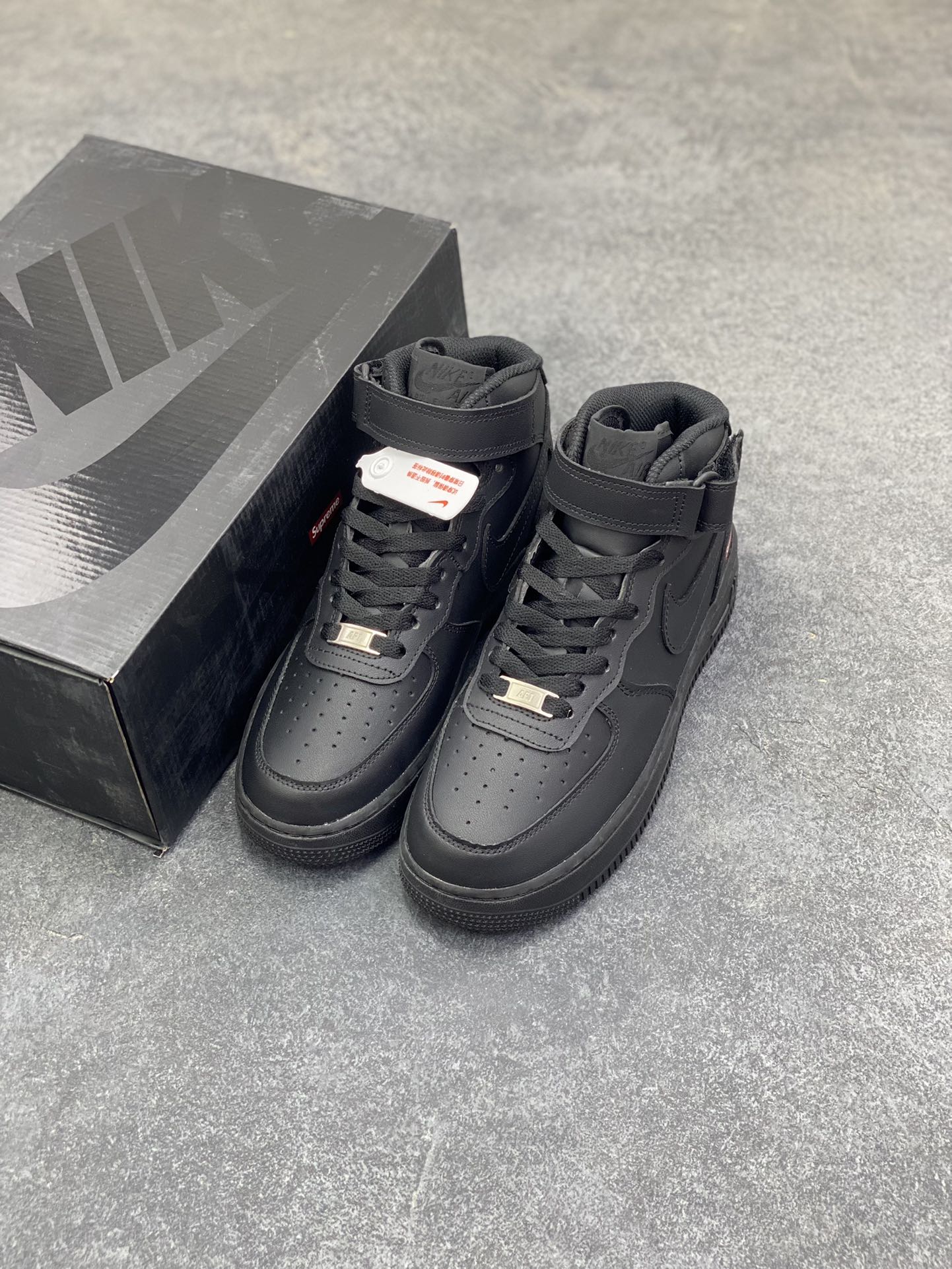 图片[8]-福利特价 Air Force 1 Nike Low SUPERME联名 原楦头原纸板 打造纯正空军版型 专注外贸渠道 全掌内置蜂窝气垫 #原盒配件 原厂中底钢印、拉帮完美 货号：FZ8784-001 尺码：36 36.5 37.5 38 38.5 39 40 40.5 41 42 42.5 43 44 44.5 45-选品中心