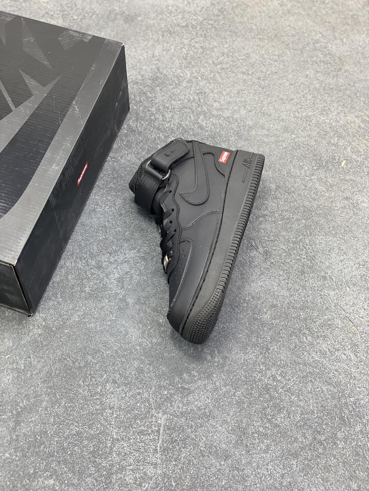 图片[7]-福利特价 Air Force 1 Nike Low SUPERME联名 原楦头原纸板 打造纯正空军版型 专注外贸渠道 全掌内置蜂窝气垫 #原盒配件 原厂中底钢印、拉帮完美 货号：FZ8784-001 尺码：36 36.5 37.5 38 38.5 39 40 40.5 41 42 42.5 43 44 44.5 45-选品中心