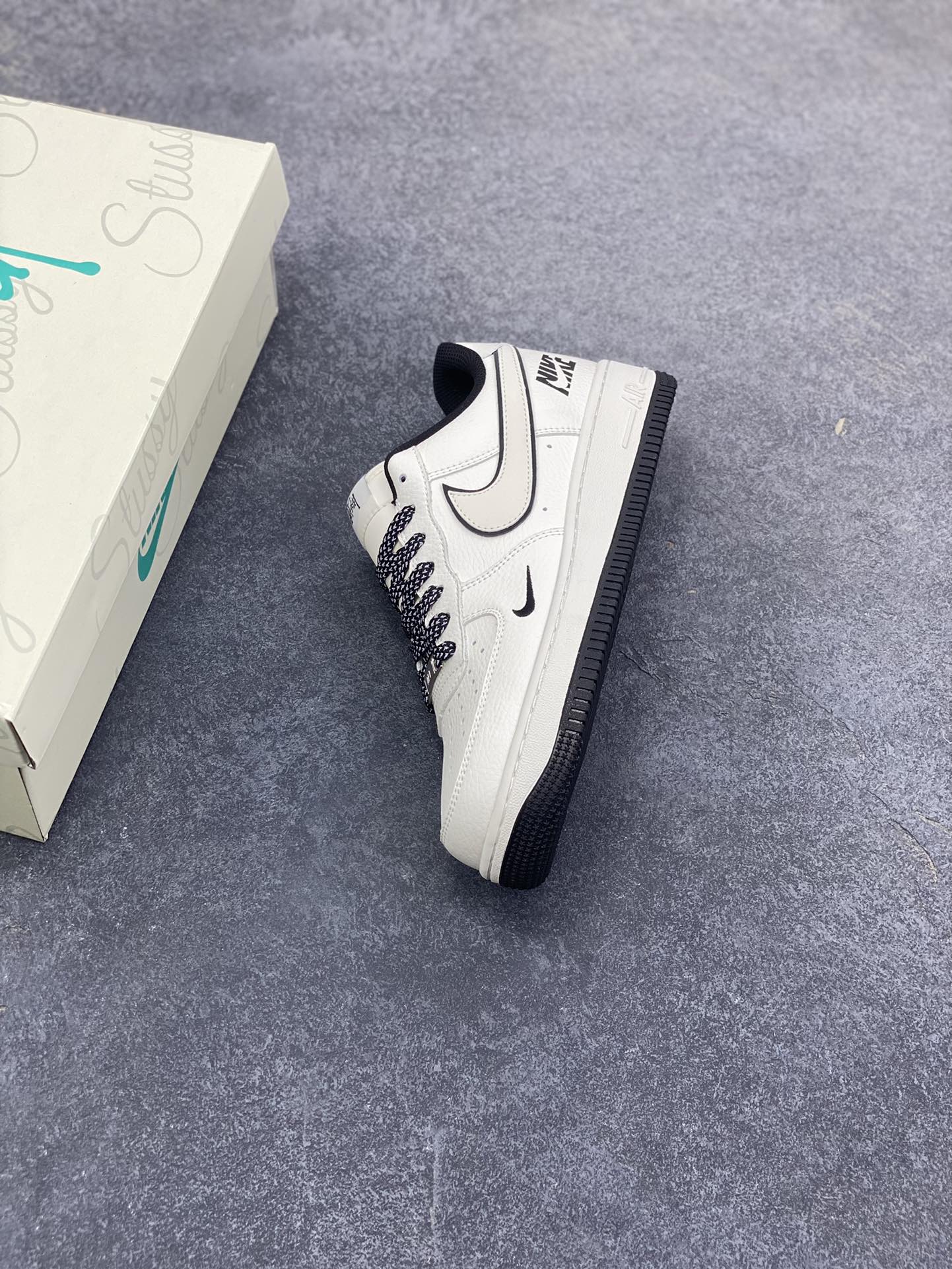 图片[7]-NIke Air Force 1 \’07 Low “NIKE黑标”空军一号 低帮 运动鞋 休闲鞋 折边针车 工艺难度大 原楦头原纸板 原装鞋盒 定制五金配件 内置全掌气垫 原厂鞋底 货号：CS5288-047 尺码：36 36.5 37.5 38 38.5 39 40 40.5 41 42 42.5 43 44 44.5 45-选品中心