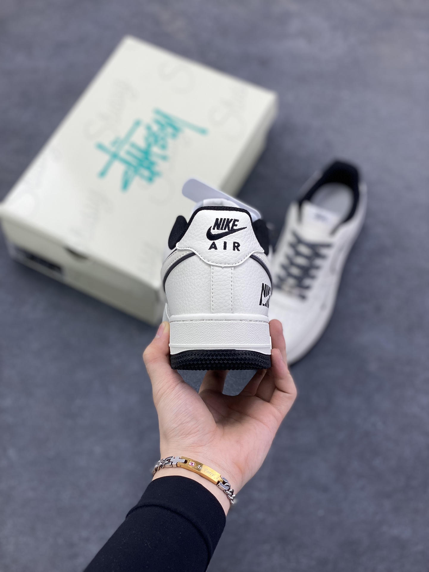 图片[4]-NIke Air Force 1 \’07 Low “NIKE黑标”空军一号 低帮 运动鞋 休闲鞋 折边针车 工艺难度大 原楦头原纸板 原装鞋盒 定制五金配件 内置全掌气垫 原厂鞋底 货号：CS5288-047 尺码：36 36.5 37.5 38 38.5 39 40 40.5 41 42 42.5 43 44 44.5 45-选品中心