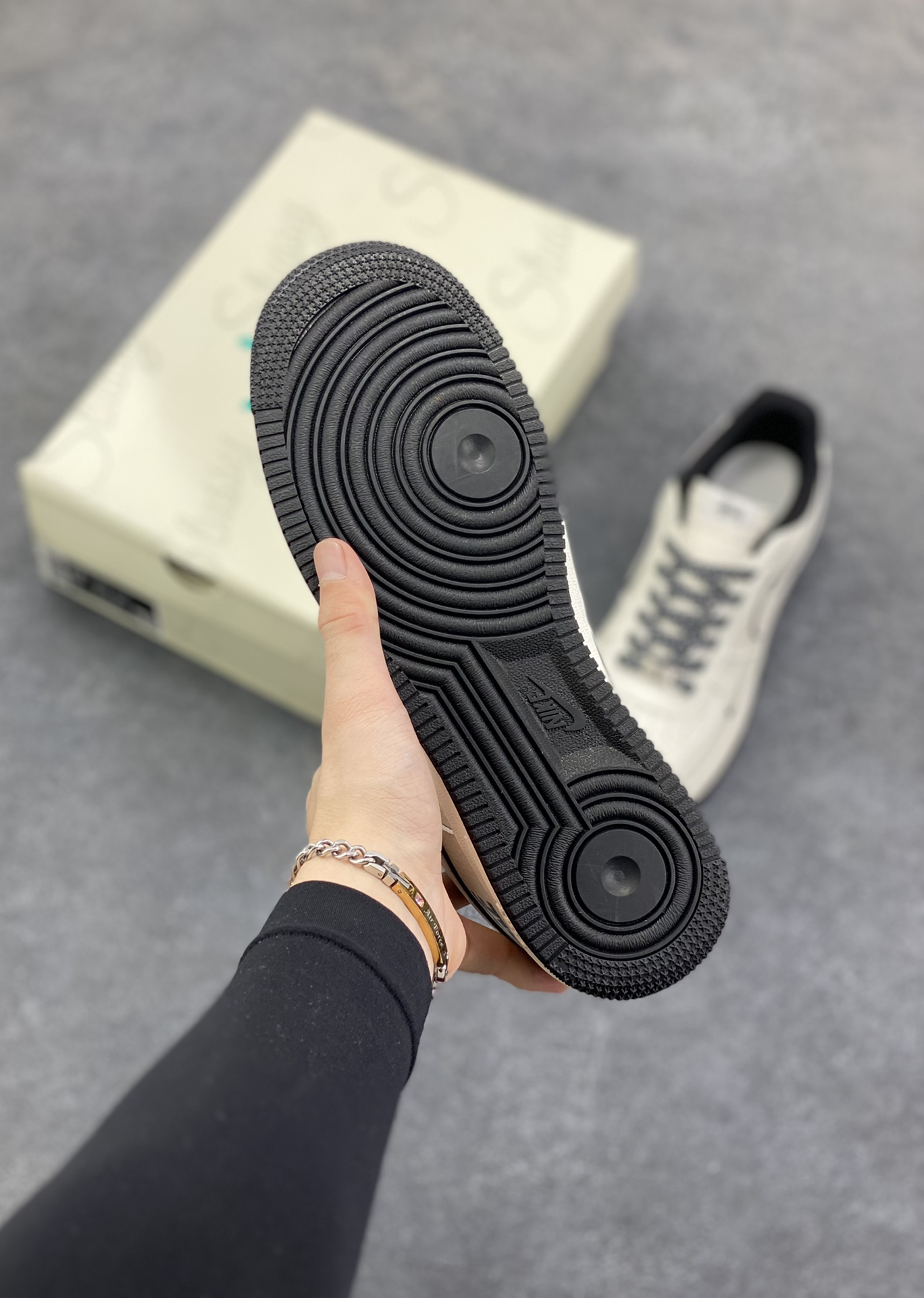 图片[5]-NIke Air Force 1 \’07 Low “NIKE黑标”空军一号 低帮 运动鞋 休闲鞋 折边针车 工艺难度大 原楦头原纸板 原装鞋盒 定制五金配件 内置全掌气垫 原厂鞋底 货号：CS5288-047 尺码：36 36.5 37.5 38 38.5 39 40 40.5 41 42 42.5 43 44 44.5 45-选品中心