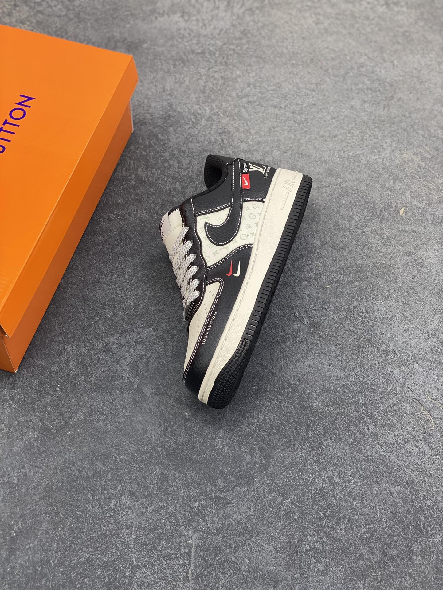 图片[7]-Nike Air Force 1 \’07 Low “LV联名——米黑红小双勾”空军一号 高端定制 低帮 运动鞋 休闲鞋 折边针车 工艺难度大 原楦头原纸板 原装鞋盒 定制五金配件 内置全掌气垫 原厂鞋底 货号：MZ9588-813 尺码：36 36.5 37.5 38 38.5 39 40 40.5 41 42 42.5 43 44 44.5 45-选品中心