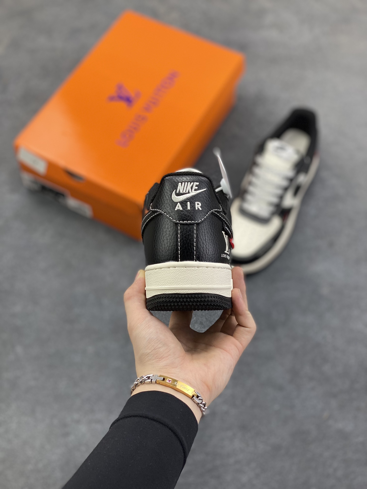 图片[4]-Nike Air Force 1 \’07 Low “LV联名——米黑红小双勾”空军一号 高端定制 低帮 运动鞋 休闲鞋 折边针车 工艺难度大 原楦头原纸板 原装鞋盒 定制五金配件 内置全掌气垫 原厂鞋底 货号：MZ9588-813 尺码：36 36.5 37.5 38 38.5 39 40 40.5 41 42 42.5 43 44 44.5 45-选品中心