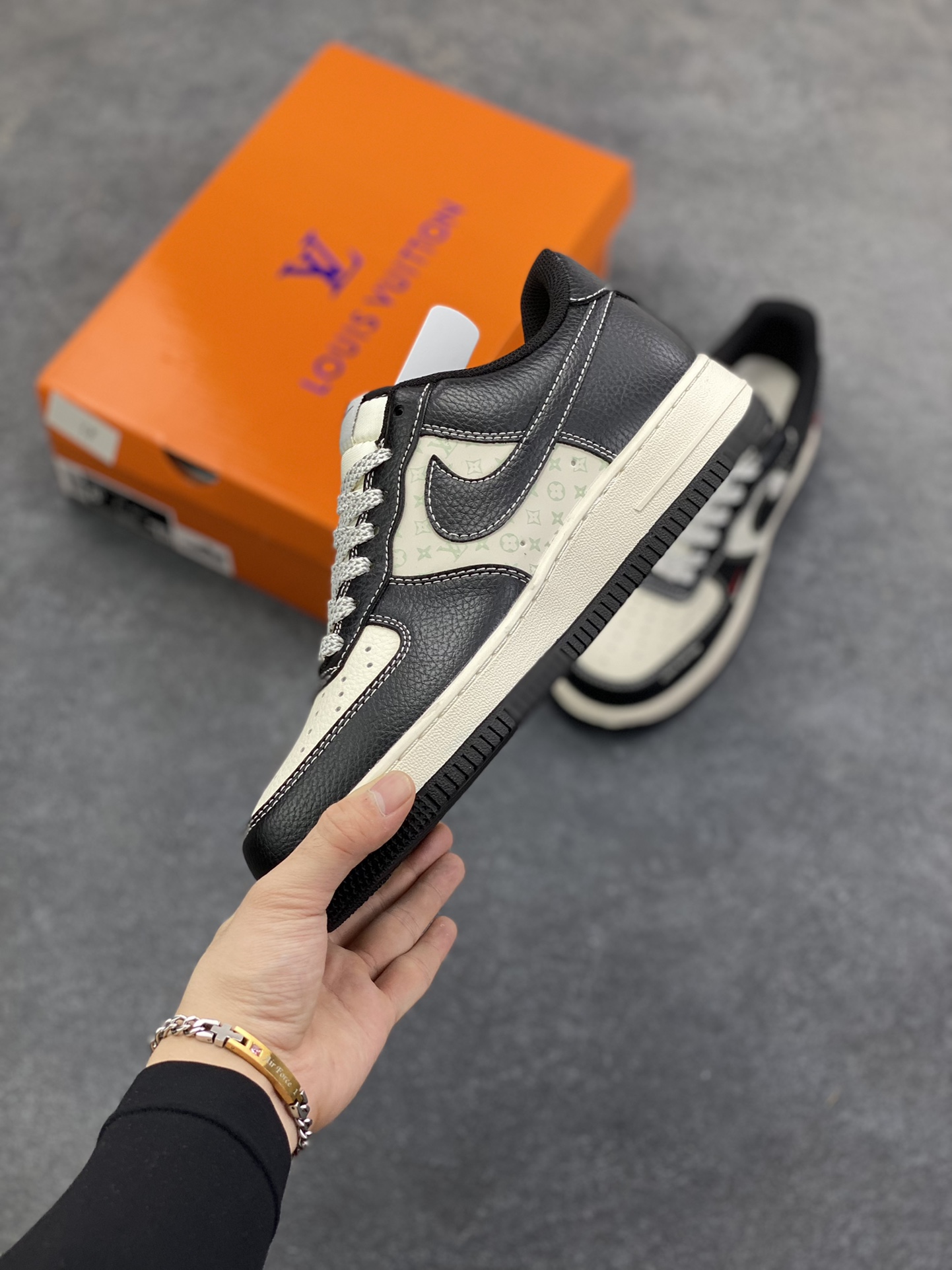 图片[3]-Nike Air Force 1 \’07 Low “LV联名——米黑红小双勾”空军一号 高端定制 低帮 运动鞋 休闲鞋 折边针车 工艺难度大 原楦头原纸板 原装鞋盒 定制五金配件 内置全掌气垫 原厂鞋底 货号：MZ9588-813 尺码：36 36.5 37.5 38 38.5 39 40 40.5 41 42 42.5 43 44 44.5 45-选品中心