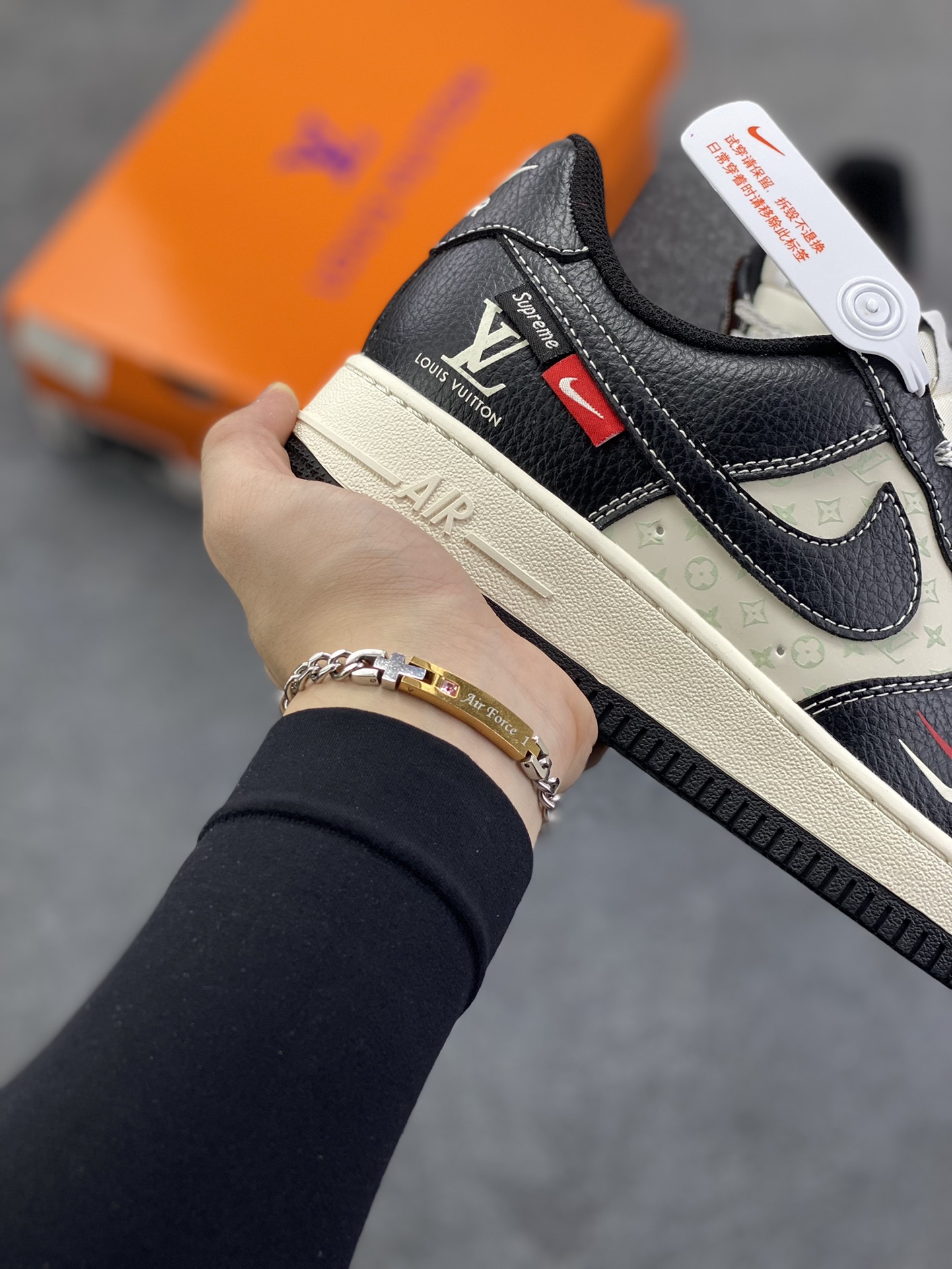 图片[6]-Nike Air Force 1 \’07 Low “LV联名——米黑红小双勾”空军一号 高端定制 低帮 运动鞋 休闲鞋 折边针车 工艺难度大 原楦头原纸板 原装鞋盒 定制五金配件 内置全掌气垫 原厂鞋底 货号：MZ9588-813 尺码：36 36.5 37.5 38 38.5 39 40 40.5 41 42 42.5 43 44 44.5 45-选品中心