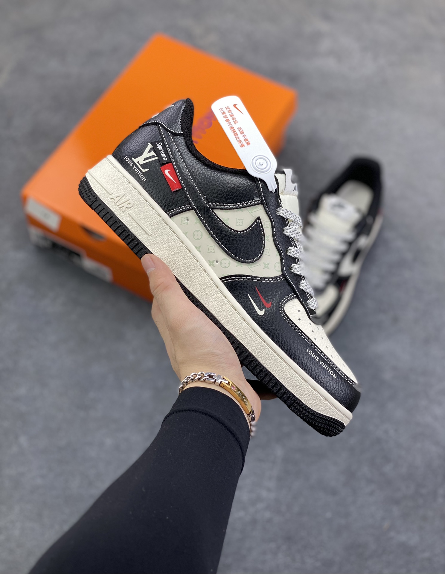 Nike Air Force 1 \’07 Low “LV联名——米黑红小双勾”空军一号 高端定制 低帮 运动鞋 休闲鞋 折边针车 工艺难度大 原楦头原纸板 原装鞋盒 定制五金配件 内置全掌气垫 原厂鞋底 货号：MZ9588-813 尺码：36 36.5 37.5 38 38.5 39 40 40.5 41 42 42.5 43 44 44.5 45-选品中心