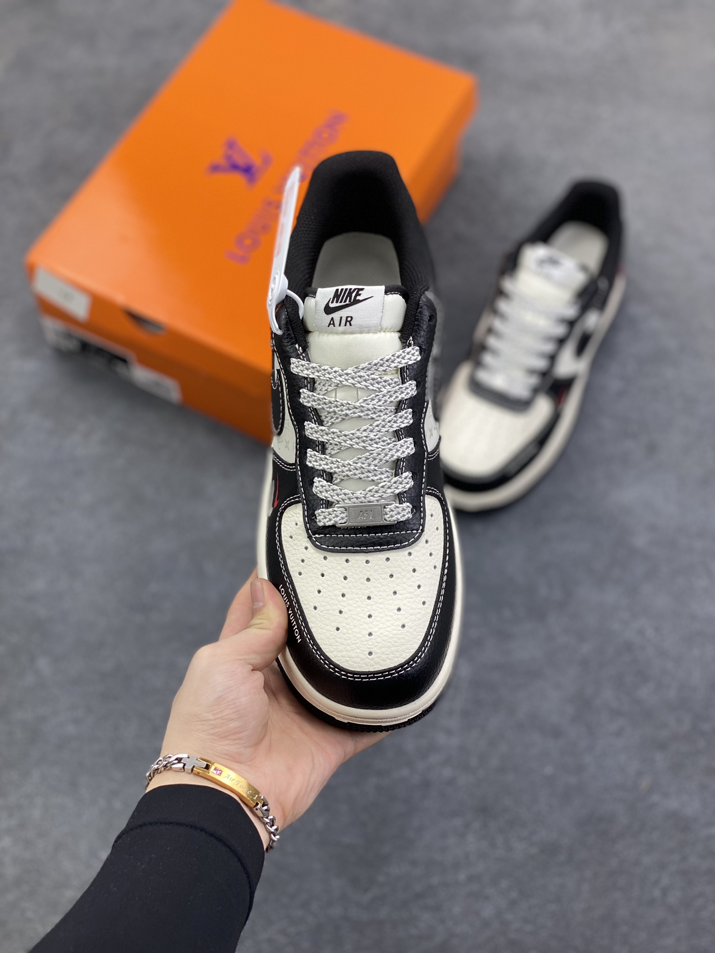 图片[2]-Nike Air Force 1 \’07 Low “LV联名——米黑红小双勾”空军一号 高端定制 低帮 运动鞋 休闲鞋 折边针车 工艺难度大 原楦头原纸板 原装鞋盒 定制五金配件 内置全掌气垫 原厂鞋底 货号：MZ9588-813 尺码：36 36.5 37.5 38 38.5 39 40 40.5 41 42 42.5 43 44 44.5 45-选品中心