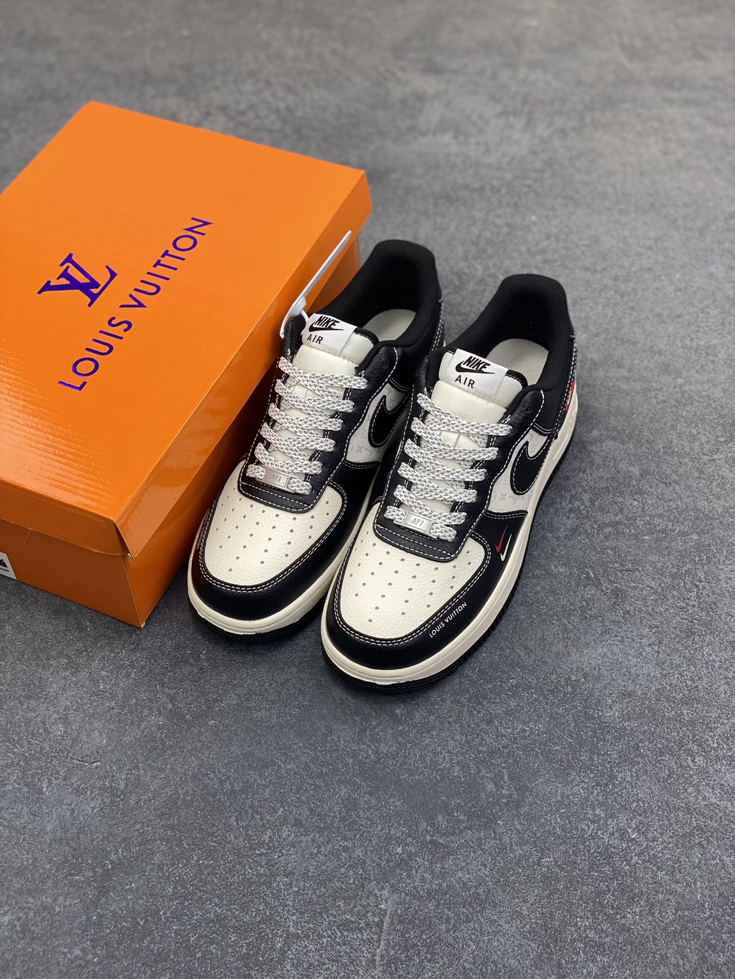 图片[8]-Nike Air Force 1 \’07 Low “LV联名——米黑红小双勾”空军一号 高端定制 低帮 运动鞋 休闲鞋 折边针车 工艺难度大 原楦头原纸板 原装鞋盒 定制五金配件 内置全掌气垫 原厂鞋底 货号：MZ9588-813 尺码：36 36.5 37.5 38 38.5 39 40 40.5 41 42 42.5 43 44 44.5 45-选品中心