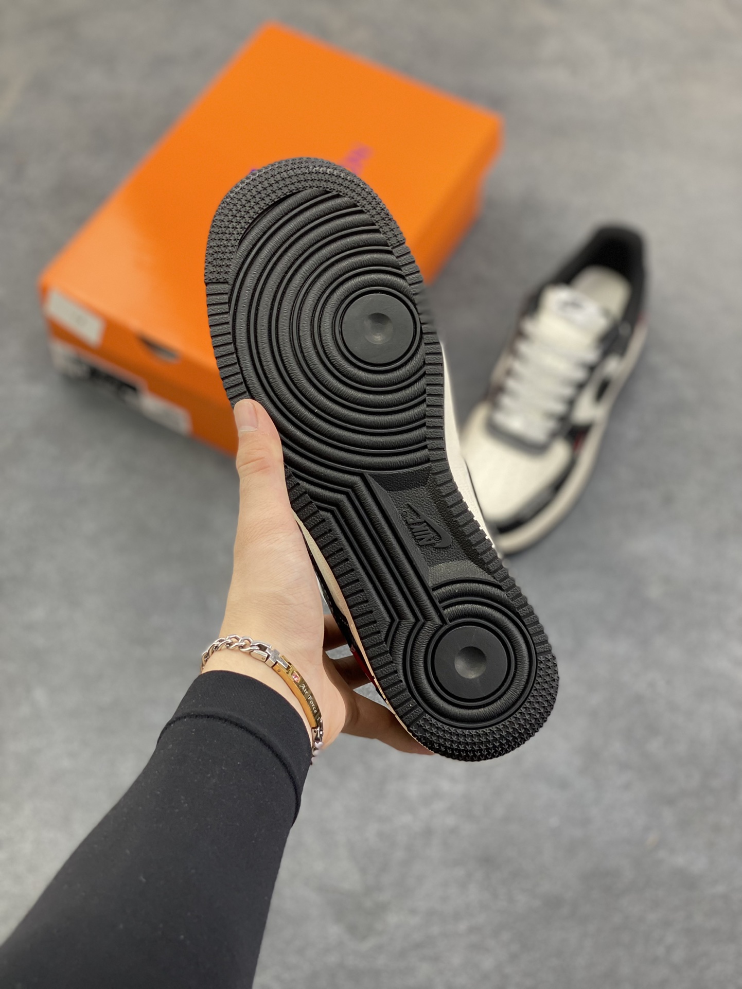 图片[5]-Nike Air Force 1 \’07 Low “LV联名——米黑红小双勾”空军一号 高端定制 低帮 运动鞋 休闲鞋 折边针车 工艺难度大 原楦头原纸板 原装鞋盒 定制五金配件 内置全掌气垫 原厂鞋底 货号：MZ9588-813 尺码：36 36.5 37.5 38 38.5 39 40 40.5 41 42 42.5 43 44 44.5 45-选品中心