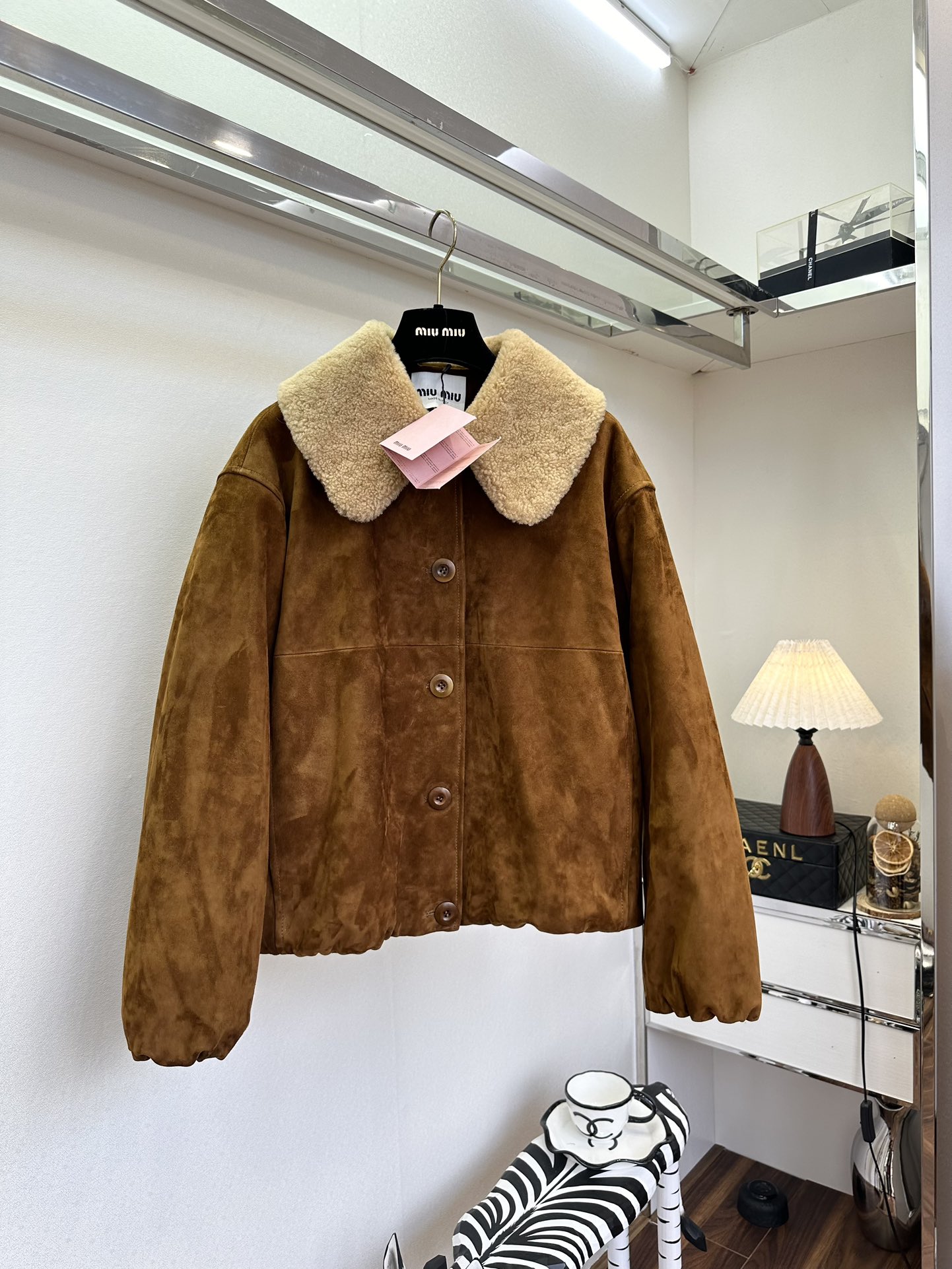 NO:689560,25 F The knowledgeable sisters close their eyes and enter. Imported goat suede has a good texture. The collar is spliced ​​with Australian merino fur. The inside is filled with down cotton. It has excellent cold resistance and warmth. ●SIZE s m l ●, Miu Miu-clothing, down jacket,1986090925 F 懂货的姐妹闭眼入 进口山羊翻毛皮 质感很足,领子拼接澳洲美丽奴皮毛一体 内里填充羽绒棉 抗寒保暖效果极佳 ●SIZE s m l ●,缪缪-服装,down jacket,,Women's clothing