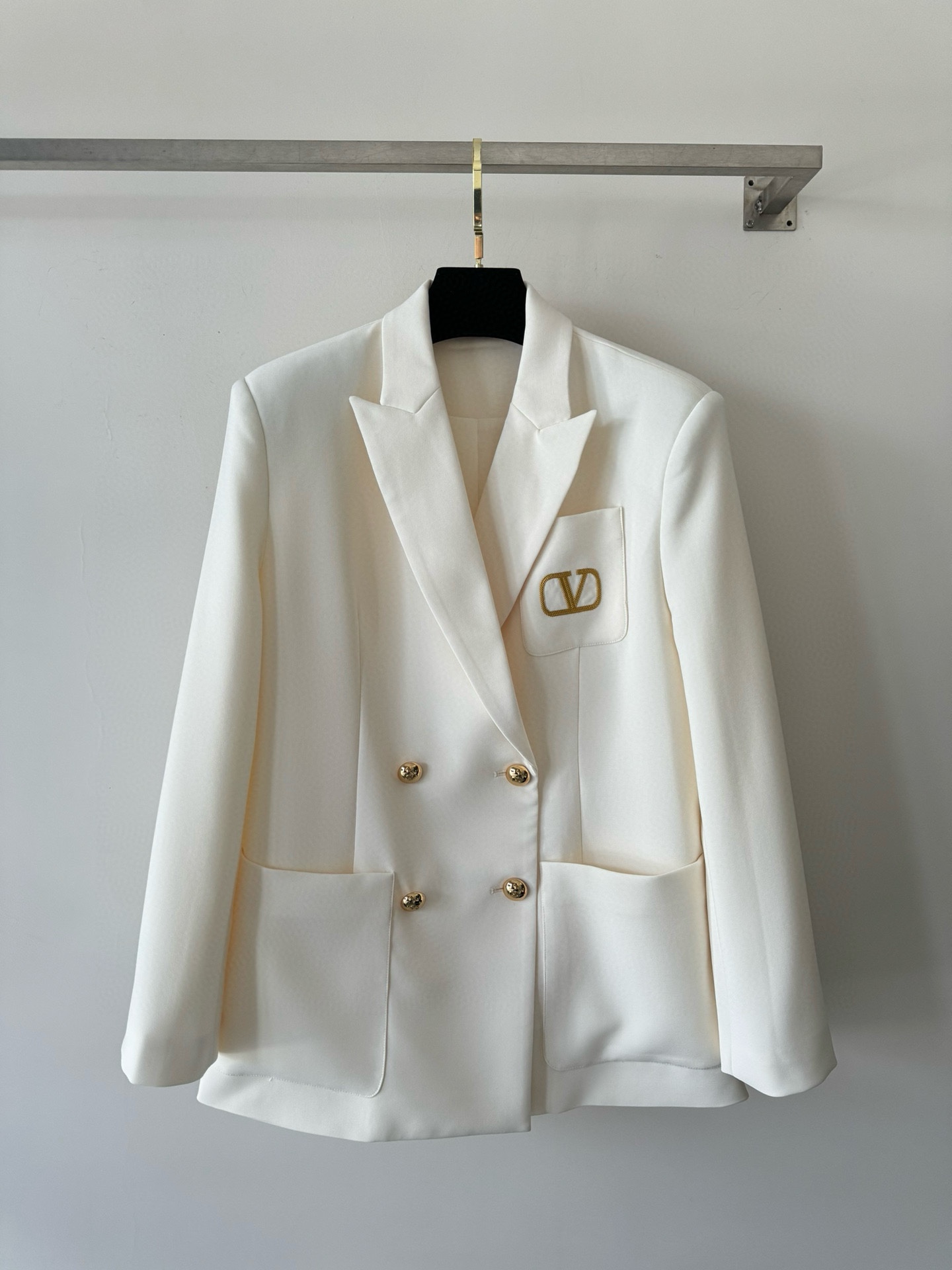 NO:577828,Valentin* new suit jacket with heavy metal logo buckle design and more exquisite embroidery on the chest pocket. The workmanship is tolerant and can be worn with any figure. It can be worn with a set of shorts and white T of the same color for a fashionable street appearance. SML,,valentino,shorts,jackets & coats,alexander wang19860909Valentin*新款西服外套 重工金属logo扣设计 胸前口袋刺绣更精致 做工版型包容性大不挑身材 可搭配同色系短裤白T一套时髦出街 SML,,valentino,shorts,jackets & coats,alexander wang,Women's clothing