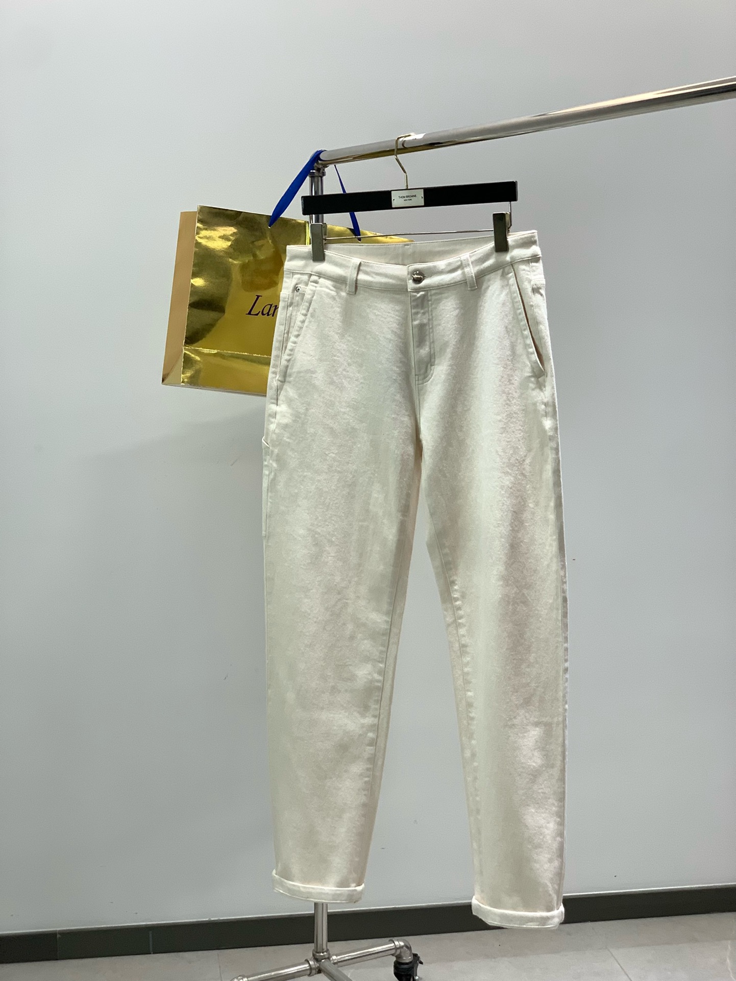 NO:725641,Years later, LP ordered Italian old-money, natural-looking Xinjiang cotton...Twill fabric LP has the texture of off-white jeans pants. New autumn product. Business without losing the lazy workwear style. Gives top wearing experience. The garment dyeing process gives the fabric a matte texture, and the off-white tone is extremely high-end. Low-key luxury. Sizes 30-38 no 37 3031323334 3536 38  Waist 7981.58486.58991.594 99 Hip 9799.5102104.5107109.5112 117 Pants length 102102104104104 106106 106,,loro piana,jeans,19860909年后,,LP 意大利老钱订单,天然感十足的新疆棉….斜纹面料 LP有米白色牛仔裤裤质感 裤子. 秋季新品.商务且不失去慵懒的小工装风格.赋予顶级的穿着体验.成衣染色工艺则让面料呈现出哑光质感, 米白色的调调 极为高级.低调的奢华. 尺码30-38无37 3031323334 3536 38 腰围7981.58486.58991.594 99 臀围9799.5102104.5107109.5112 117 裤长102102104104104 106106 106,,loro piana,jeans,,Men's clothing