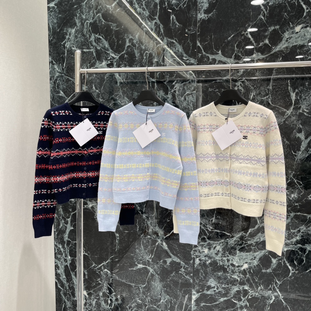 CE 25秋冬新款 圆领针织雪花条纹开衫 单侧胸口凯旋门标志性徽标装饰，展现品牌调性，通体不重复不规则几