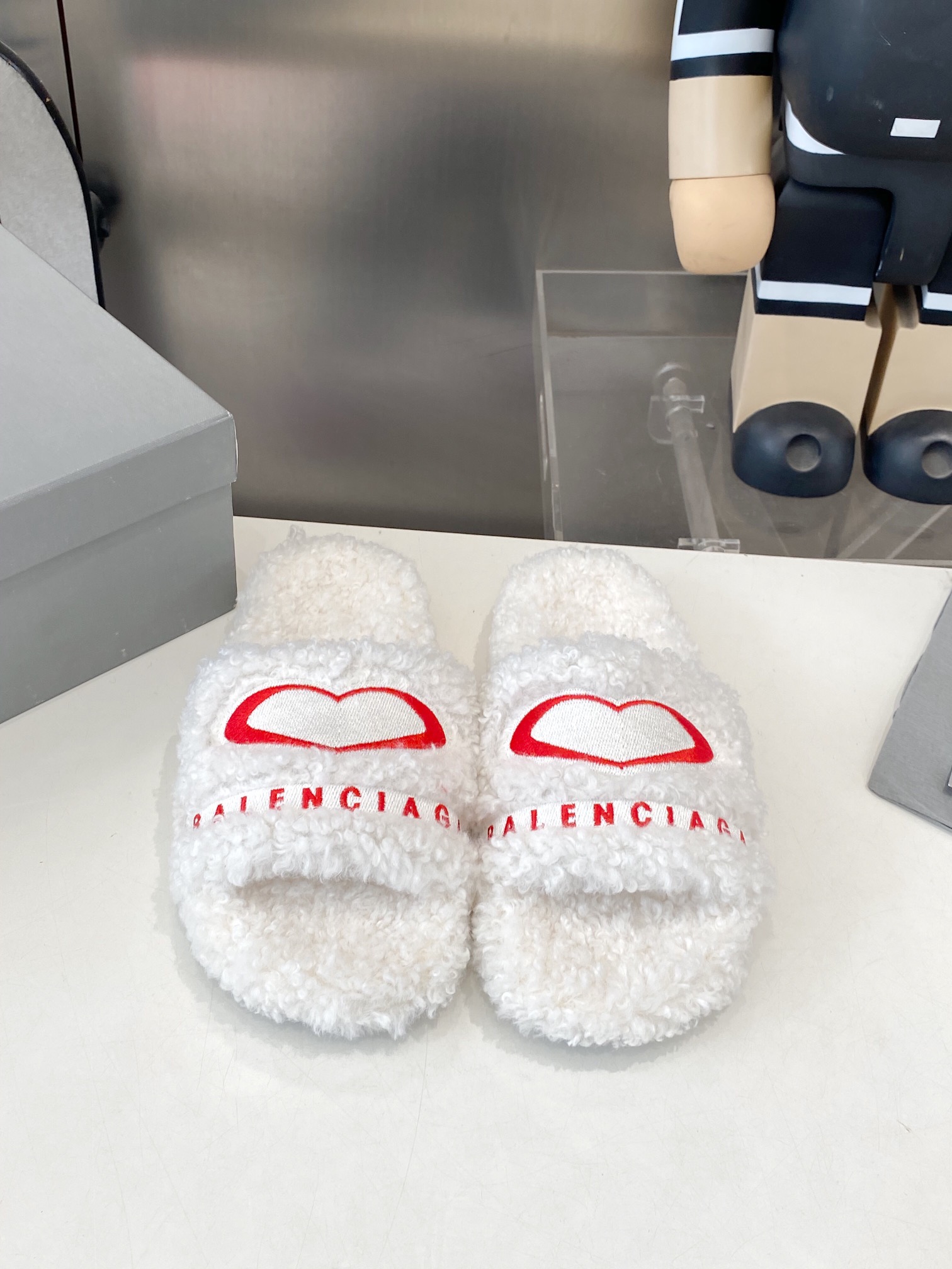 NO:615396,Thin-soled BALENCIAGA~ Balenciaga fur mops are embroidered with the new Balenciaga political campaign logo!  A favorite of European and American celebrities and Internet celebrity girls, the upper is exquisite, hand-sewn and threaded, fluffy and soft, and skin-friendly. This can be worn all year round!  Wear them with socks in spring, autumn and winter, and they look good and comfortable when worn alone in summer. The uppers are wide and show off your feet and calves, and when you step into them, they are as furry as bare feet on the carpet. It really matches, wears, and looks so good. When you put it on, it looks casual and simple. It has a high-end feel and is invincible on the street!  Size: 35-40, fur shoes and slippers, balenciaga, balenciaga, slippers, socks19860909薄底 BALENCIAGA～巴黎世家毛拖上新 Balenciaga political Campaign徽标刺绣！ 欧美名媛明星 网红girl大爱款,精致鞋面手工缝纫走线,蓬松柔软,亲肤柔软.  这款一年四季穿都可！春秋冬搭配袜子穿,夏天单穿都好看且舒服啊鞋面宽大 显脚小腿细,毛茸茸踩进去如同光脚在地毯.真的太好配、太好穿、太好看了,穿上就是随意简单的时髦精 高级感满满当当出街无敌！ Size : 35-40,毛毛鞋拖鞋,balenciaga,balenciaga,slippers,socks,Women's Shoes