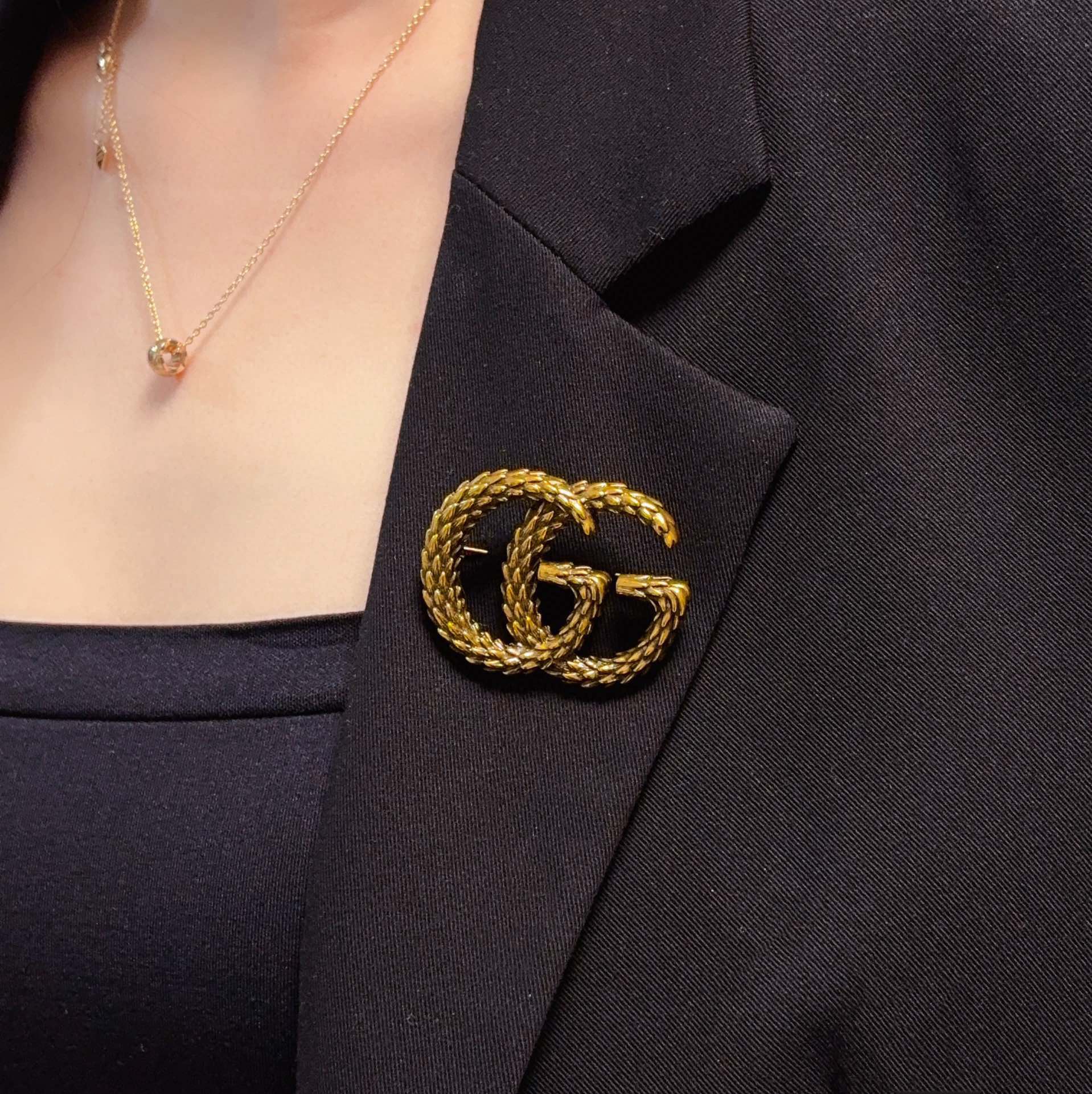 NO:575671,The new double G wheat ear retro gold brooch at the Gucci counter is the accessory that best understands women. Women who devote all their efforts to being themselves tend to cherish the meaning of the brooch more. Ms. Gucci pins the brooch on her hat and tells the fashionable ladies who imitate her [Broches are very practical. They can be pinned on the collar of a suit, on a pocket, on a hat, on a belt or on an evening dress. Boutique jewelry, gucci, gucci, business suit, brooch, breastpin, hats19860909古驰Gucci专柜新款双G麦穗复古金胸针,是最懂女人的饰物.那些倾注了全部心血去做自己的女人,往往更珍惜胸针的意义.古驰女士把胸针别在帽子上,并告诉那些模仿她的时髦女士们[胸针可是非常实用,它可以别在西装领上、口袋上、帽子上、腰带上或者是晚礼服上,饰品精品,gucci,gucci,business suit,brooch，breastpin,hats,Jewelry