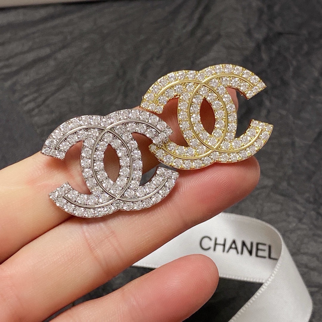 NO:583212,CHANEL Xiaoxiang's new counters are synchronized with the new Chanel brooch, which is the accessory that best understands women. Women who devote all their efforts to being themselves tend to cherish the meaning of the brooch more. Ms. Chanel pinned the brooch on her hat and told the fashionable ladies who imitated her [Broches are very practical. They can be pinned on the collar of a suit, on a pocket, on a hat, on a belt or on an evening dress. Boutique jewelry, chanel, chanel, business  suit, brooch, breastpin, hats19860909CHANEL小香 专柜新款同步上新香奈儿胸针,是最懂女人的饰物.那些倾注了全部心血去做自己的女人,往往更珍惜胸针的意义.香奈儿女士把胸针别在帽子上,并告诉那些模仿她的时髦女士们[胸针可是非常实用,它可以别在西装领上、口袋上、帽子上、腰带上或者是晚礼服上,饰品精品,chanel,chanel,business suit,brooch，breastpin,hats,Jewelry