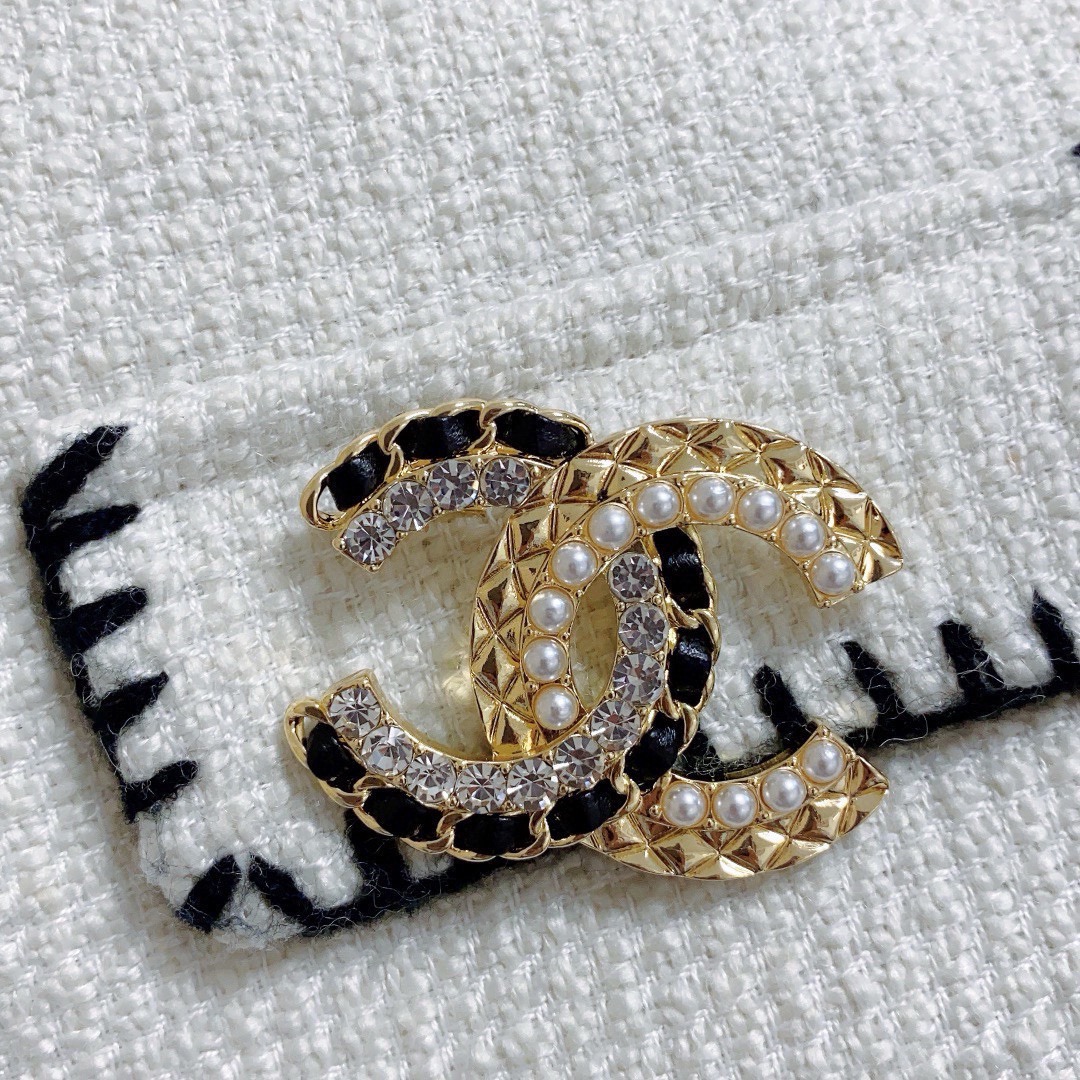 NO:583210,CHANEL Xiaoxiang's new counters are synchronized with the new Chanel small brooch, which is the accessory that best understands women. Women who devote all their efforts to being themselves tend to cherish the meaning of the brooch more. Ms. Chanel pinned the brooch on her hat and told the fashionable ladies who imitated her [Broches are very practical. They can be pinned on the collar of a suit, on a pocket, on a hat, on a belt or on an evening dress. Boutique jewelry, chanel, chanel, business  suit, brooch, breastpin, hats19860909CHANEL小香 专柜新款同步上新香奈儿小号胸针,是最懂女人的饰物.那些倾注了全部心血去做自己的女人,往往更珍惜胸针的意义.香奈儿女士把胸针别在帽子上,并告诉那些模仿她的时髦女士们[胸针可是非常实用,它可以别在西装领上、口袋上、帽子上、腰带上或者是晚礼服上,饰品精品,chanel,chanel,business suit,brooch，breastpin,hats,Jewelry