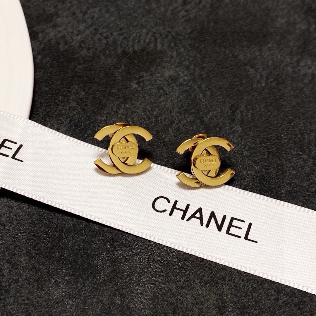 NO:583214,Xiaoxiang Chanel's new second-hand shiny earrings. Every detail is very fine. This design is very beautiful. This is really super beautiful and super fairy. A must-have for exquisite ladies, fine jewelry, chanel, earrings.19860909小香Chanel新款中古亮面耳钉耳环 每一个细节做工非常精细 这款设计非常美轮美奂这款真的超级美超级仙 精致小姐姐必备,饰品精品,chanel,earrings,Jewelry