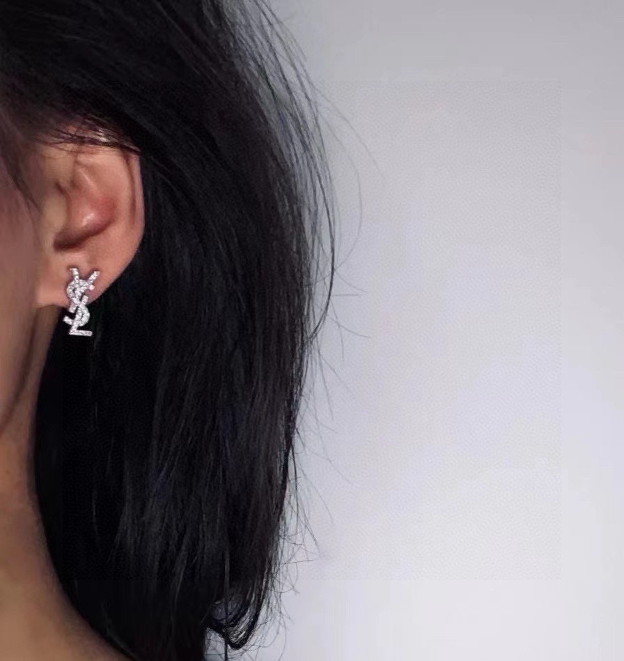 NO:583218,Xiaohongshu recommends the popular new YSL Yves Saint Laurent vintage silver distressed diamond-filled small earrings and earrings. Elegant and elegant with logo, specially crafted design, very flattering face shape, youthful vitality. I was attracted by this one at a glance. Very beautiful color combination, fashionable and playful, high-quality jewelry, saint laurent, saint laurent, earrings19860909小红书推荐爆款新款YSL圣罗兰复古银做旧满钻小耳环耳钉. 带logo优雅大方特别精工设计 非常修饰脸型 青春活力 一眼就被这款吸引了非常漂亮的颜色搭配时尚又俏皮,饰品精品,saint laurent,saint laurent,earrings,Jewelry