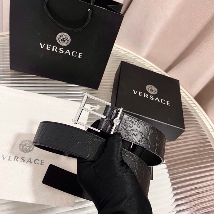 范思哲，新款牛皮革腰带，通体饰有Barocco压花图案。金属质感腰带环，针扣闭合，4.0cm