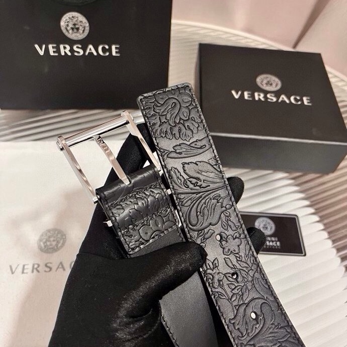 范思哲，新款牛皮革腰带，通体饰有Barocco压花图案。金属质感腰带环，针扣闭合，4.0cm