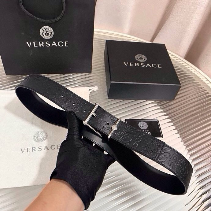 范思哲，新款牛皮革腰带，通体饰有Barocco压花图案。金属质感腰带环，针扣闭合，4.0cm