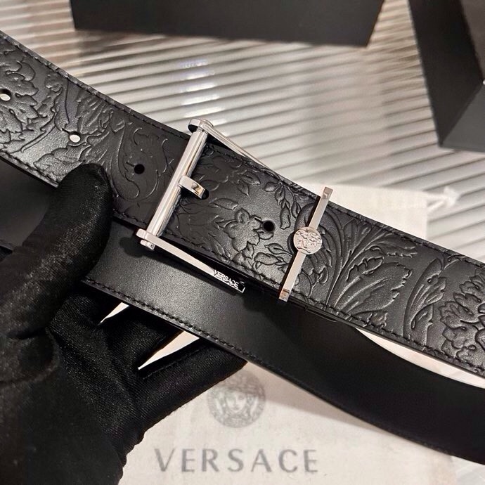 范思哲，新款牛皮革腰带，通体饰有Barocco压花图案。金属质感腰带环，针扣闭合，4.0cm