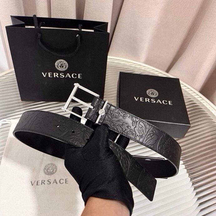 范思哲，新款牛皮革腰带，通体饰有Barocco压花图案。金属质感腰带环，针扣闭合，4.0cm