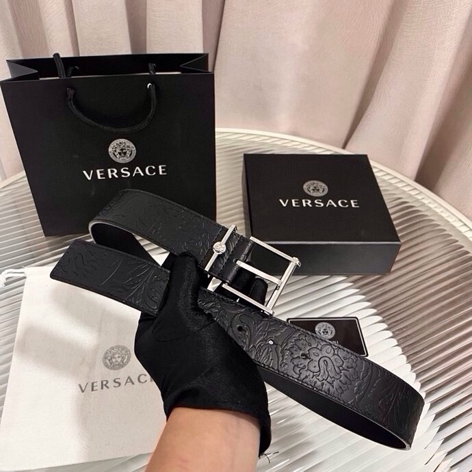 范思哲，新款牛皮革腰带，通体饰有Barocco压花图案。金属质感腰带环，针扣闭合，4.0cm