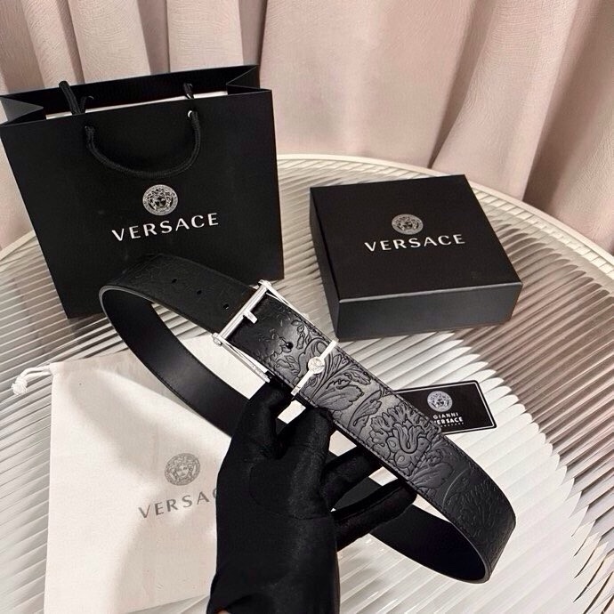 范思哲，新款牛皮革腰带，通体饰有Barocco压花图案。金属质感腰带环，针扣闭合，4.0cm