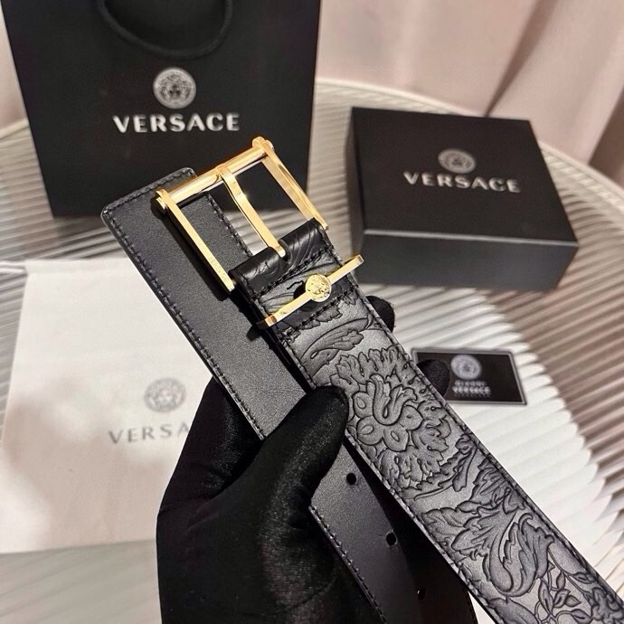 范思哲，新款牛皮革腰带，通体饰有Barocco压花图案。金属质感腰带环，针扣闭合，4.0cm