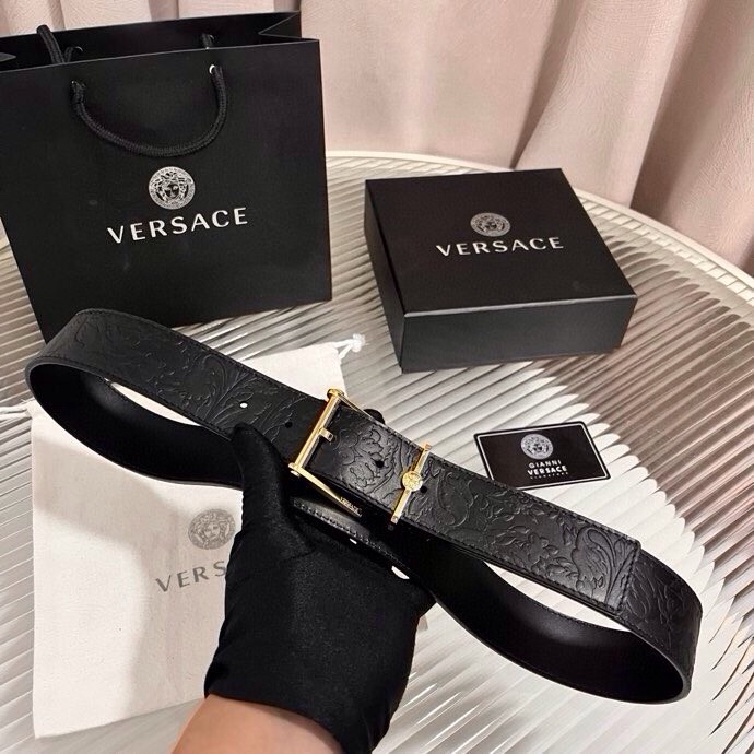 范思哲，新款牛皮革腰带，通体饰有Barocco压花图案。金属质感腰带环，针扣闭合，4.0cm