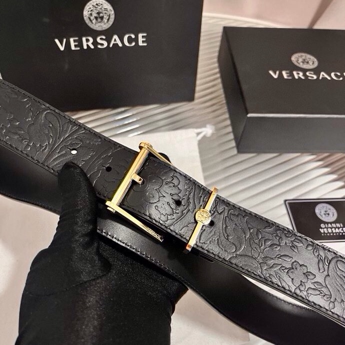 范思哲，新款牛皮革腰带，通体饰有Barocco压花图案。金属质感腰带环，针扣闭合，4.0cm