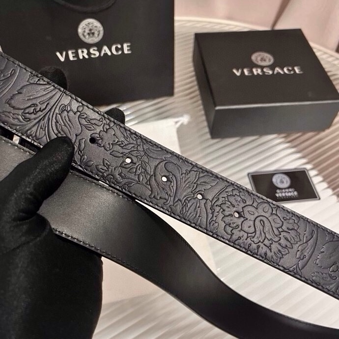 范思哲，新款牛皮革腰带，通体饰有Barocco压花图案。金属质感腰带环，针扣闭合，4.0cm