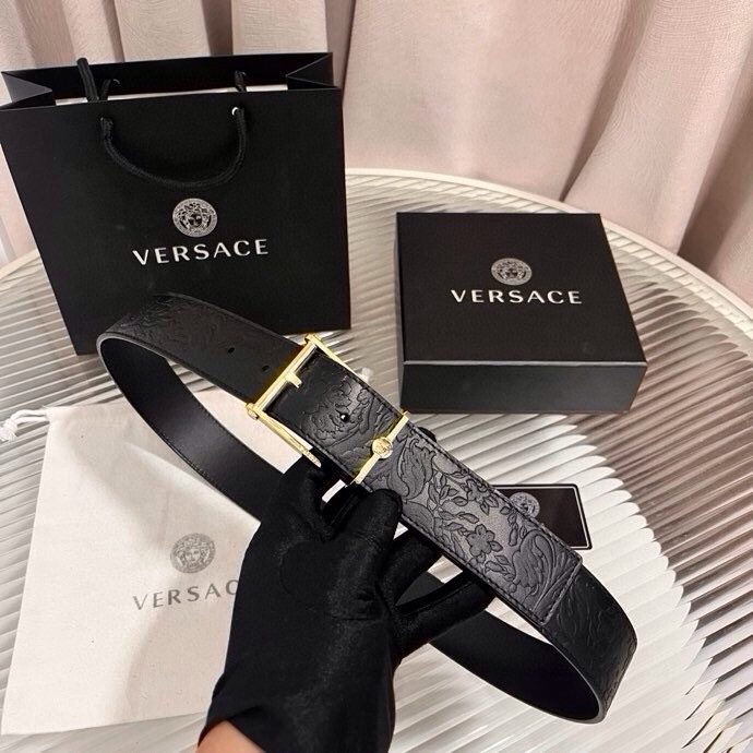 范思哲，新款牛皮革腰带，通体饰有Barocco压花图案。金属质感腰带环，针扣闭合，4.0cm