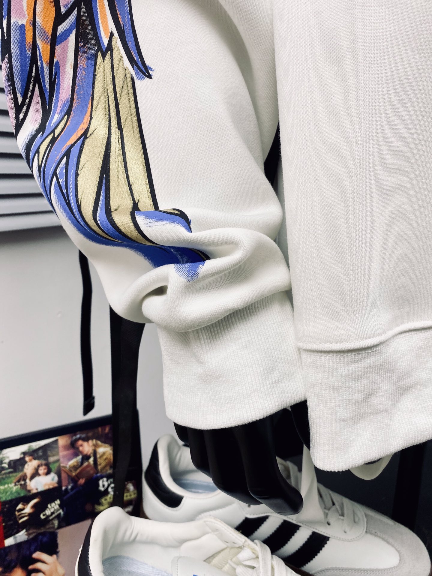 💰130
BOY LONDON25新款炫彩大翅膀宽松卫衣🌻
⚠️高品质 重工出品 快手 抖音 得物app热门📕 转发即卖📛一体落肩袖 工艺使用日本全进口炫彩3D雕刻而成，🌿🌿进口巴腾浆料、专柜随意对比！💫超A超立体 区别市场低版本上身柔软舒适透气 做工精致 完美走线💞老鹰神秘之眼组合 西方神秘感十足  奢华尽显 吸睛亮眼  男女情侣款 上身舒适 实物更加好看 仙女🧚🏻‍♀️猛男💪🏽必备款哦 简直不要太耀眼🌟
Color：图片色
Size  ：M L XL XXL         
         衣长        胸围       袖长
M       68          128         60
L        70          132          61
XL      72          136         62
XXL   74           140         63
（os版型 落肩袖设计 手工测量存在1~2cm误差）