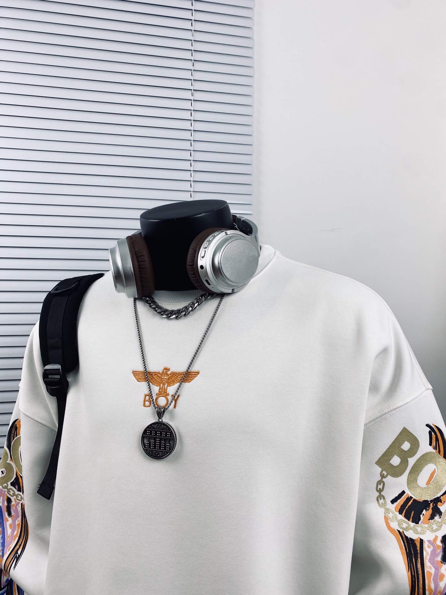 💰130
BOY LONDON25新款炫彩大翅膀宽松卫衣🌻
⚠️高品质 重工出品 快手 抖音 得物app热门📕 转发即卖📛一体落肩袖 工艺使用日本全进口炫彩3D雕刻而成，🌿🌿进口巴腾浆料、专柜随意对比！💫超A超立体 区别市场低版本上身柔软舒适透气 做工精致 完美走线💞老鹰神秘之眼组合 西方神秘感十足  奢华尽显 吸睛亮眼  男女情侣款 上身舒适 实物更加好看 仙女🧚🏻‍♀️猛男💪🏽必备款哦 简直不要太耀眼🌟
Color：图片色
Size  ：M L XL XXL         
         衣长        胸围       袖长
M       68          128         60
L        70          132          61
XL      72          136         62
XXL   74           140         63
（os版型 落肩袖设计 手工测量存在1~2cm误差）